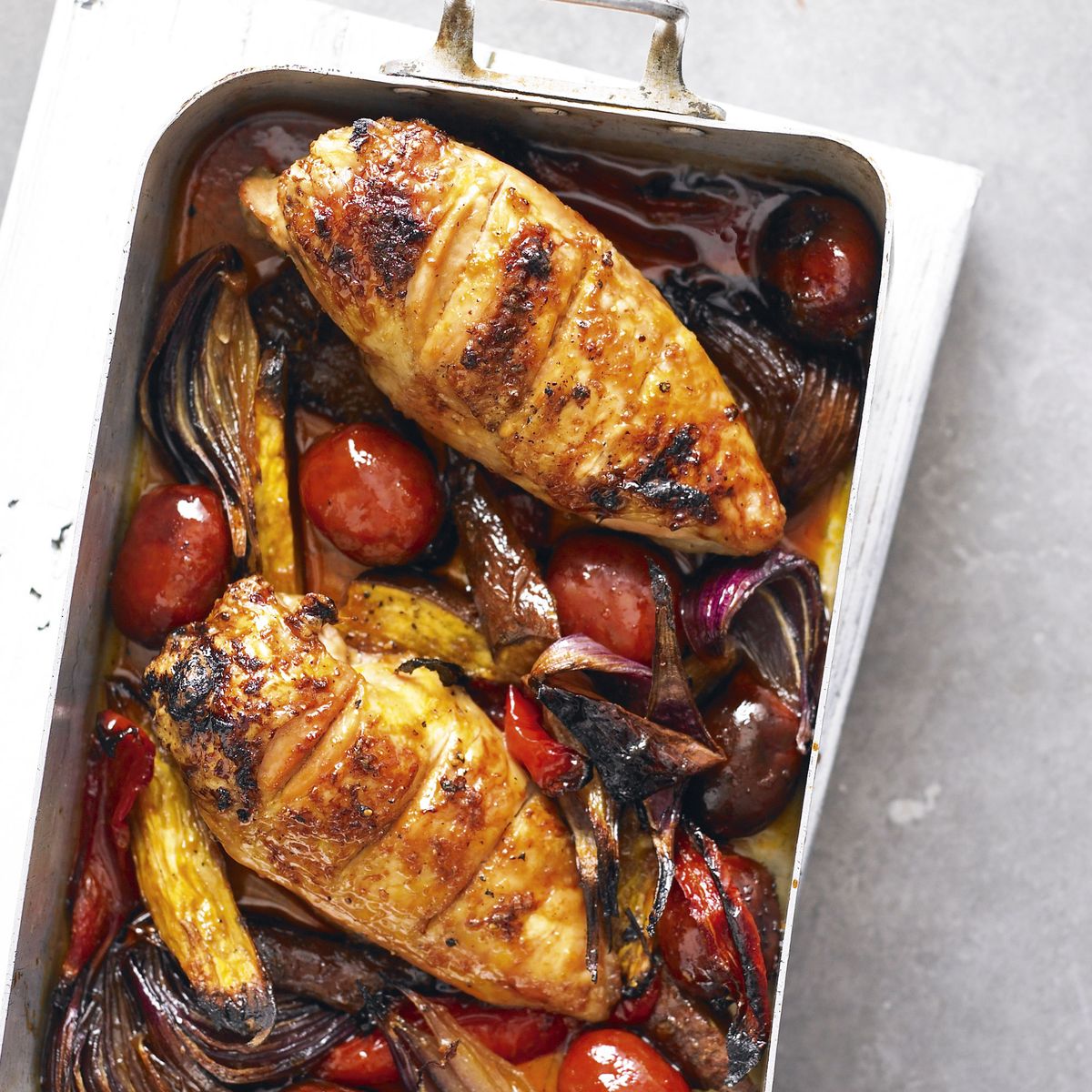 Lepkavé kura a pečivo Chorizo ​​Traybake