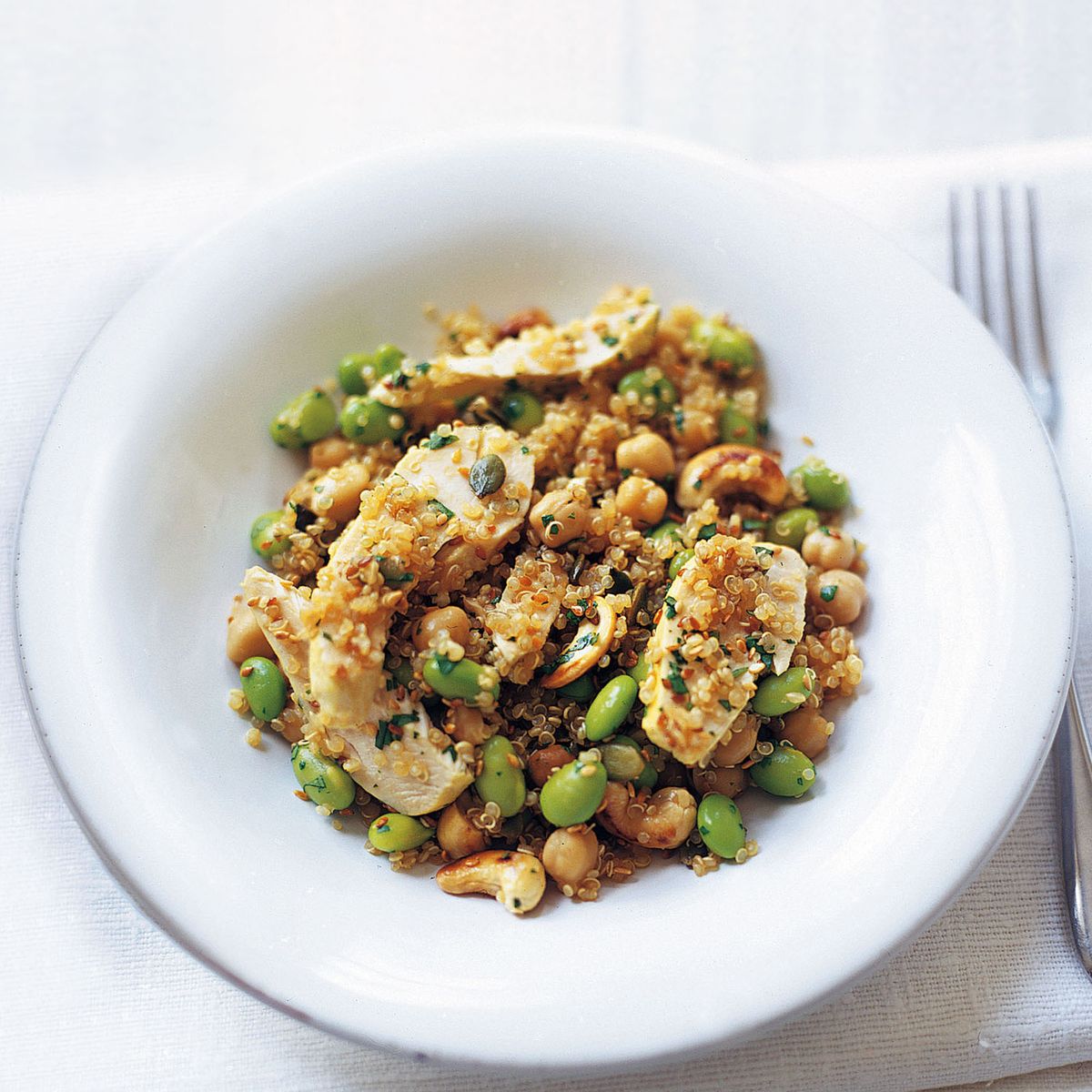 Šalát z quinoa s cícerom, sójovými bôbmi a pošírovaným kuracím mäsom