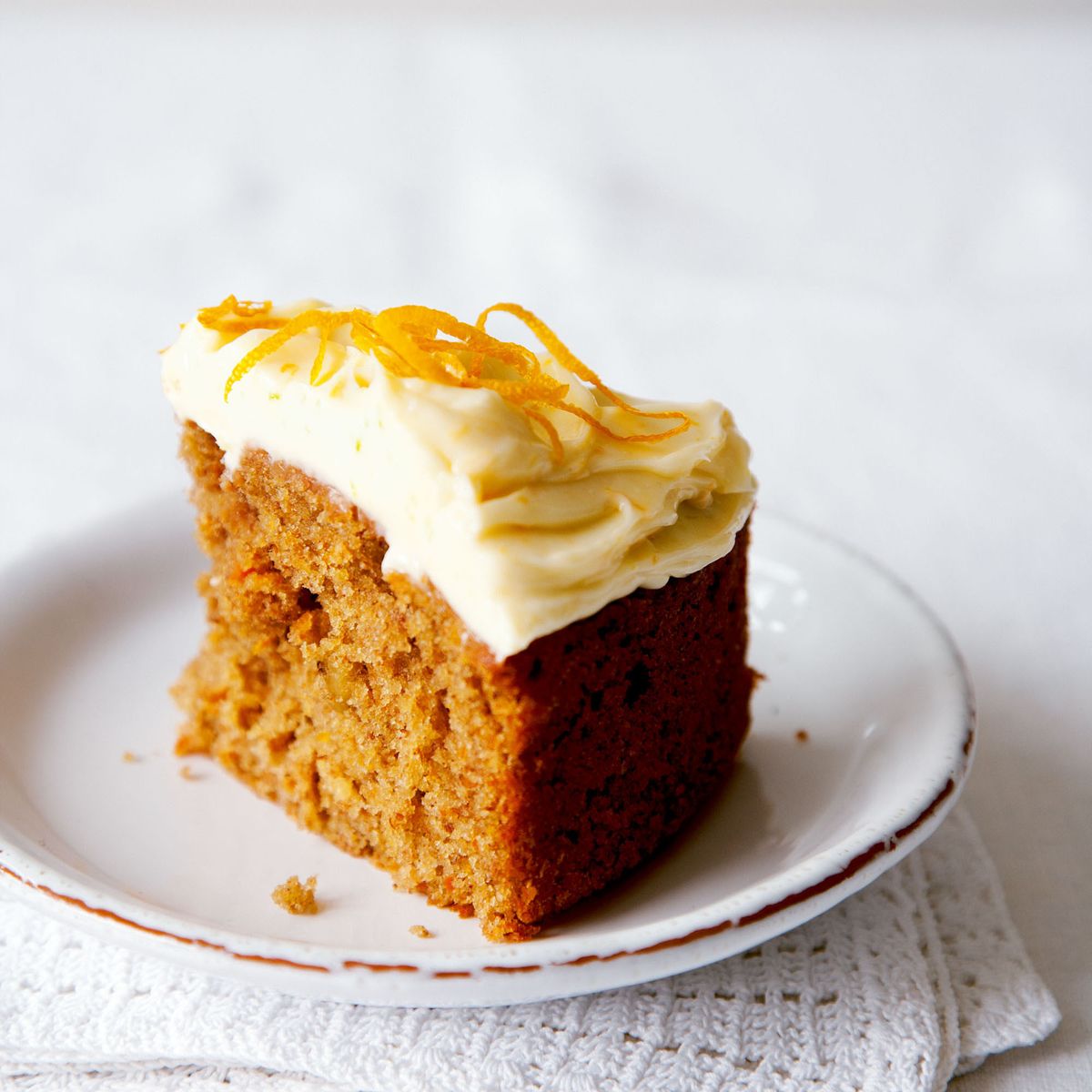 Korenčkova torta z limonovo kremo s sirom