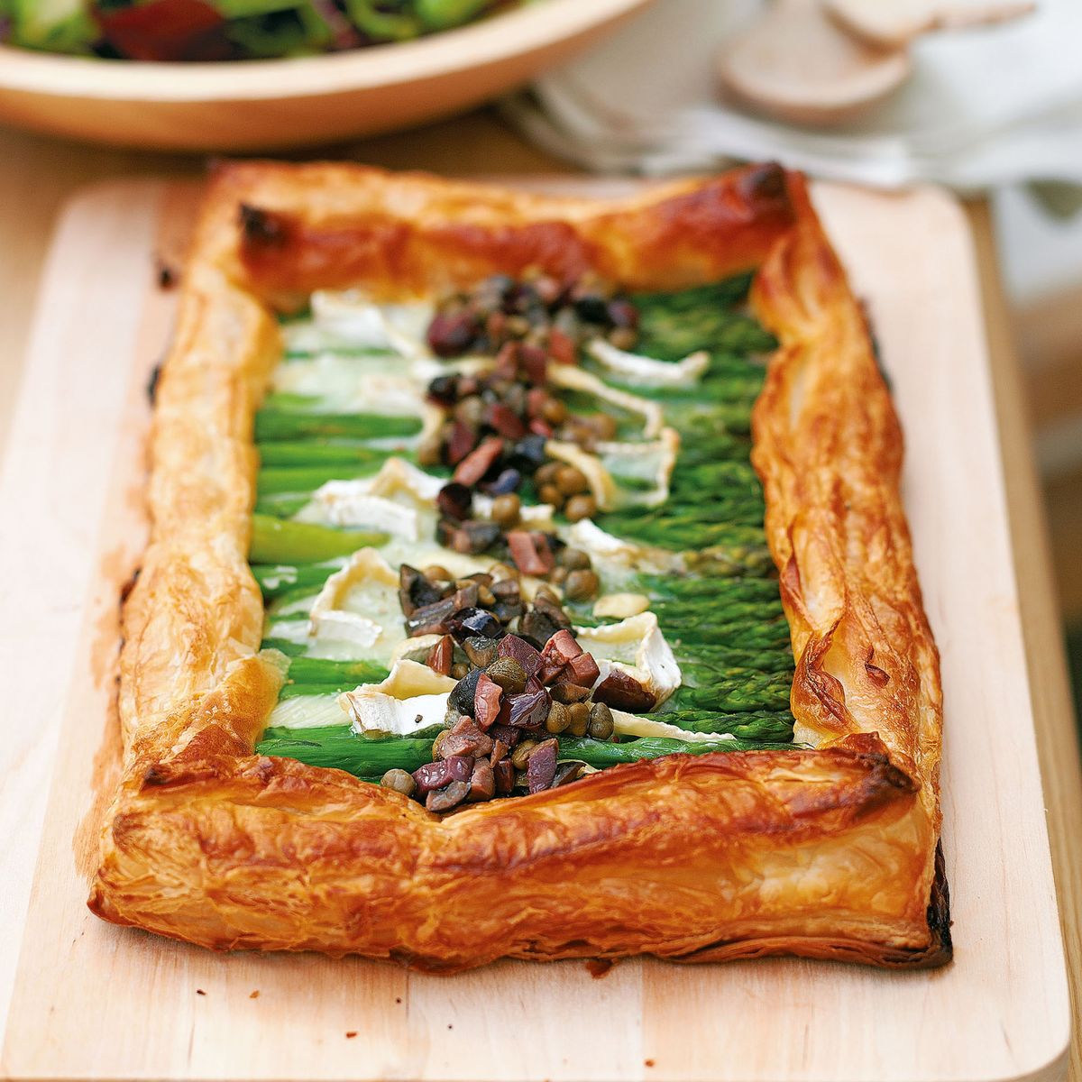 Torta de Aspargos com Molho de Brie e Azeitona Preta