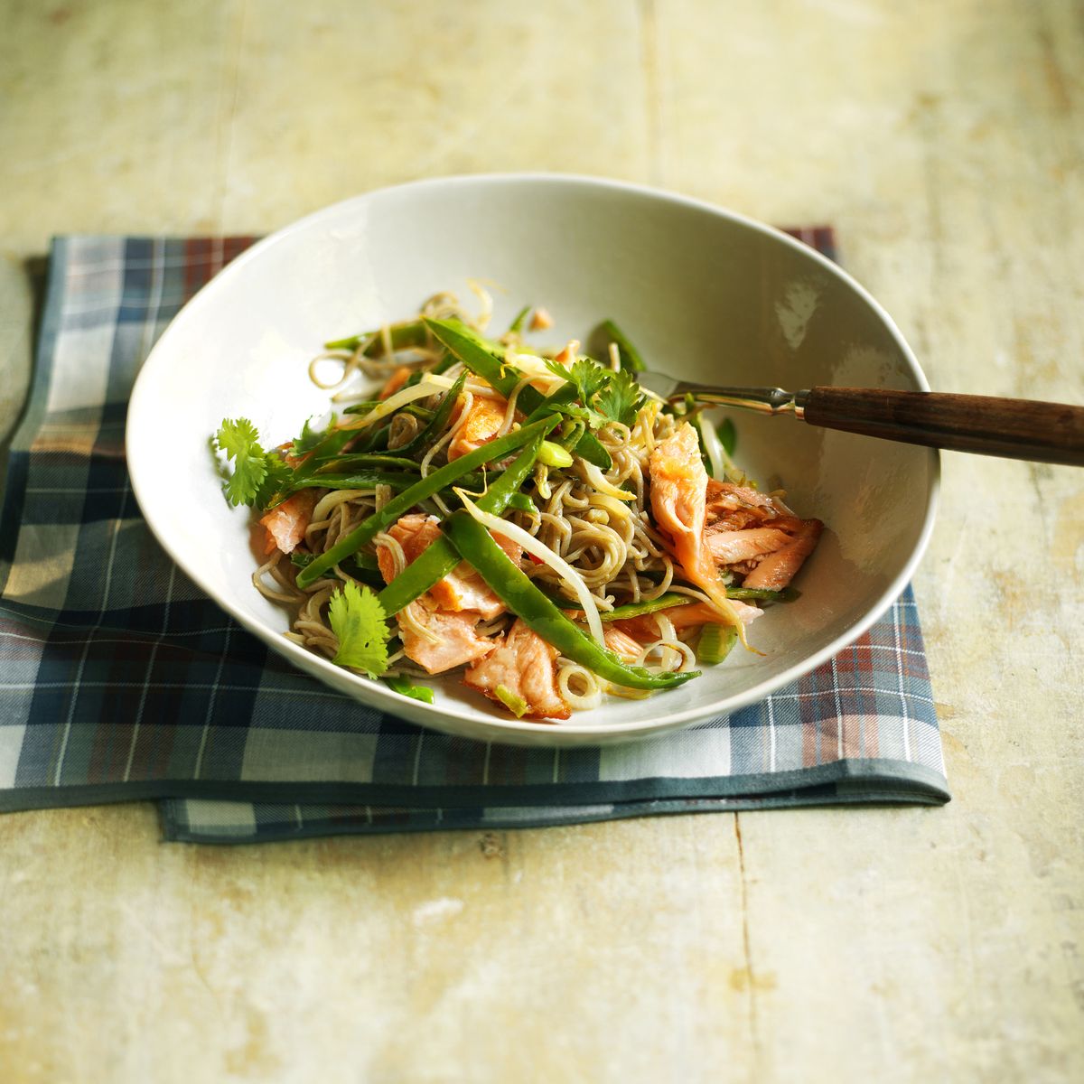 Salmão Frito com Macarrão Soba