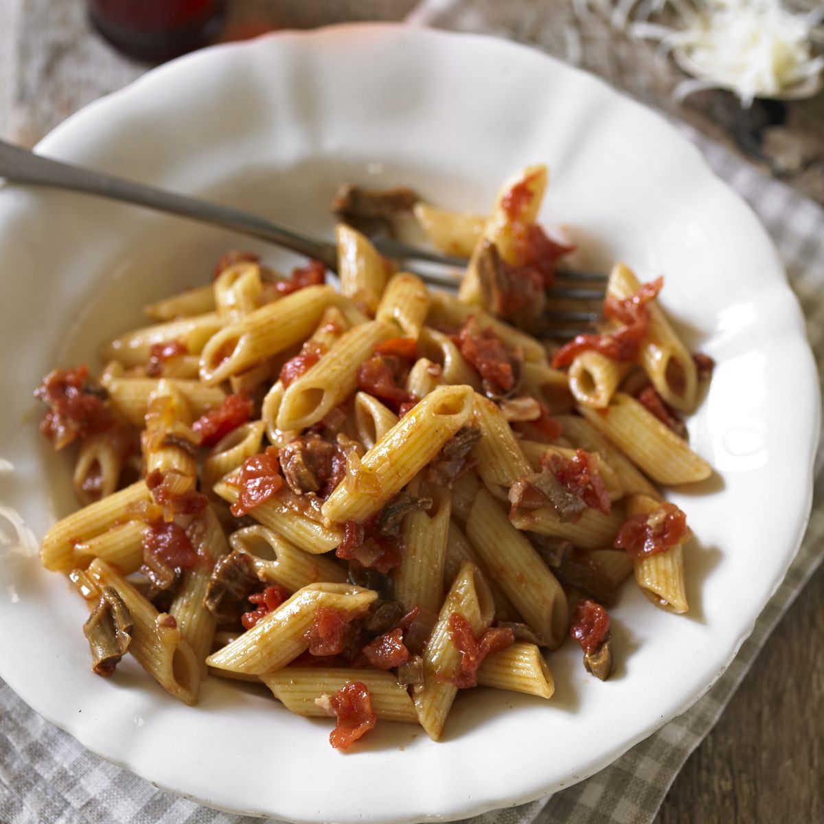 Penne com molho de tomate e cogumelos porcini