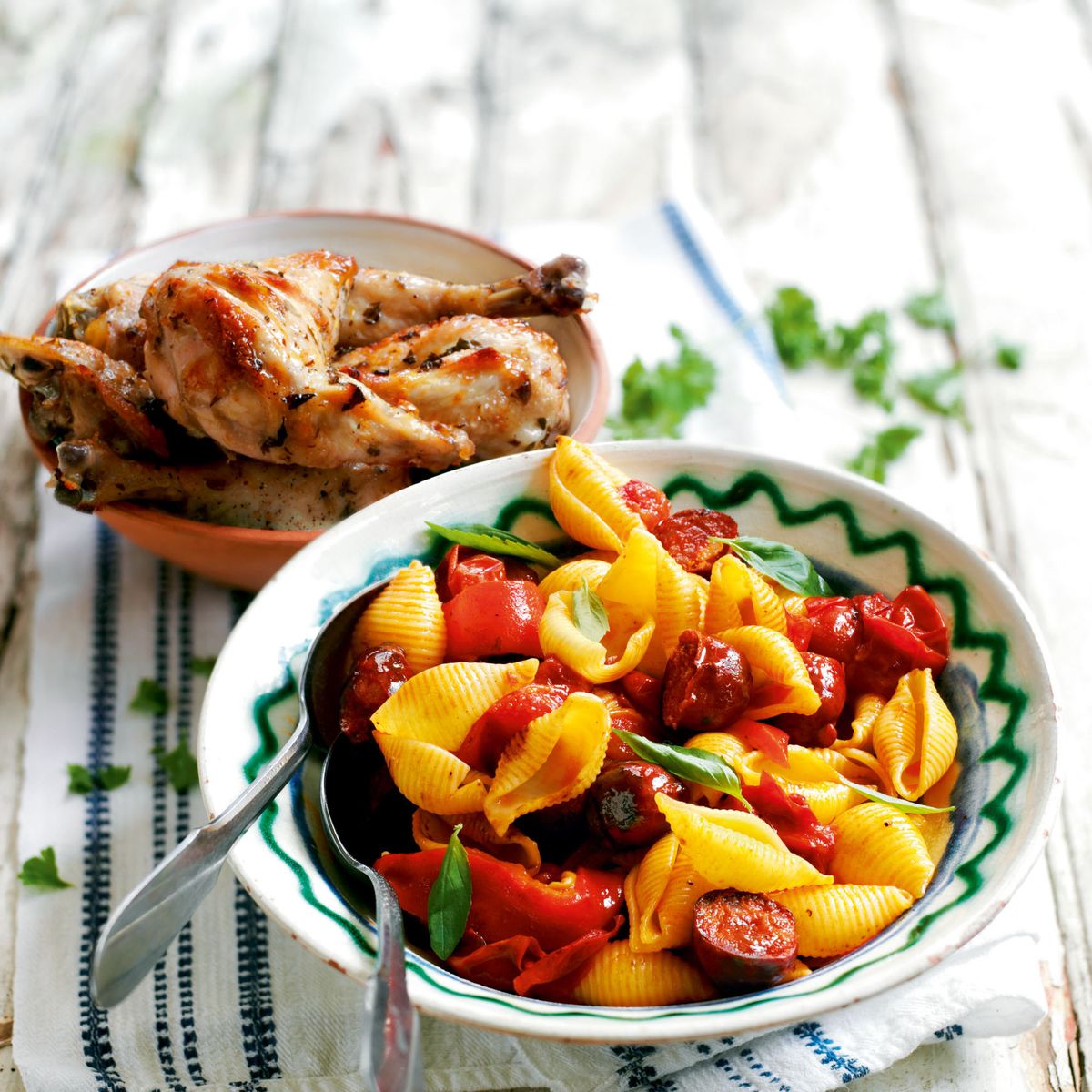 Salada de macarrão com ervas e limão e chouriço