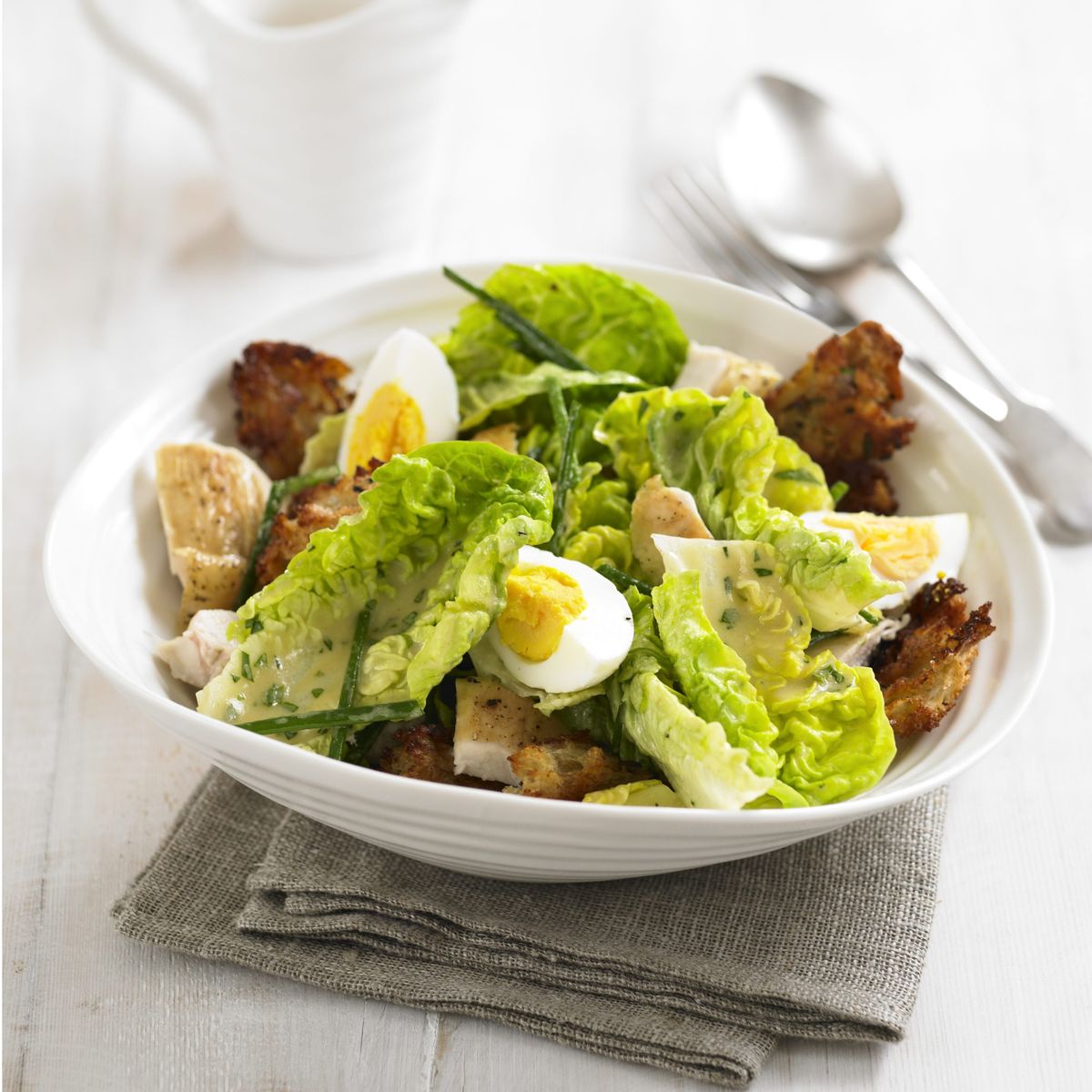 Salada de Frango Assado com Ovos, Cebolinha e Crouton Sourdough