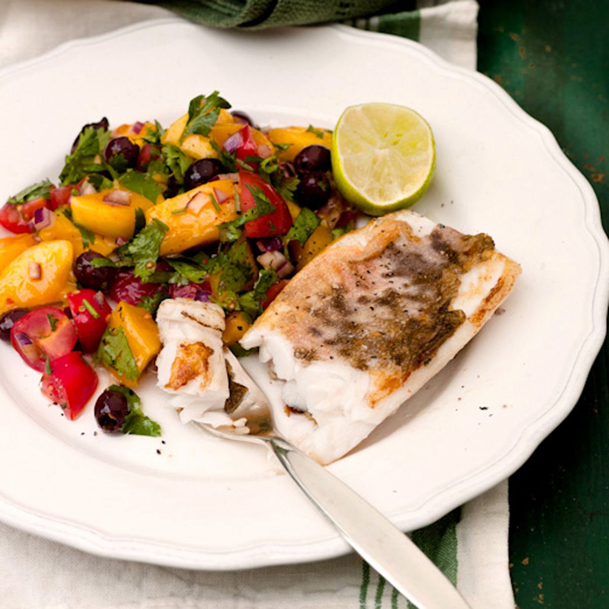 Peixe Branco com Azeitona Preta de Manga e Molho de Tomate