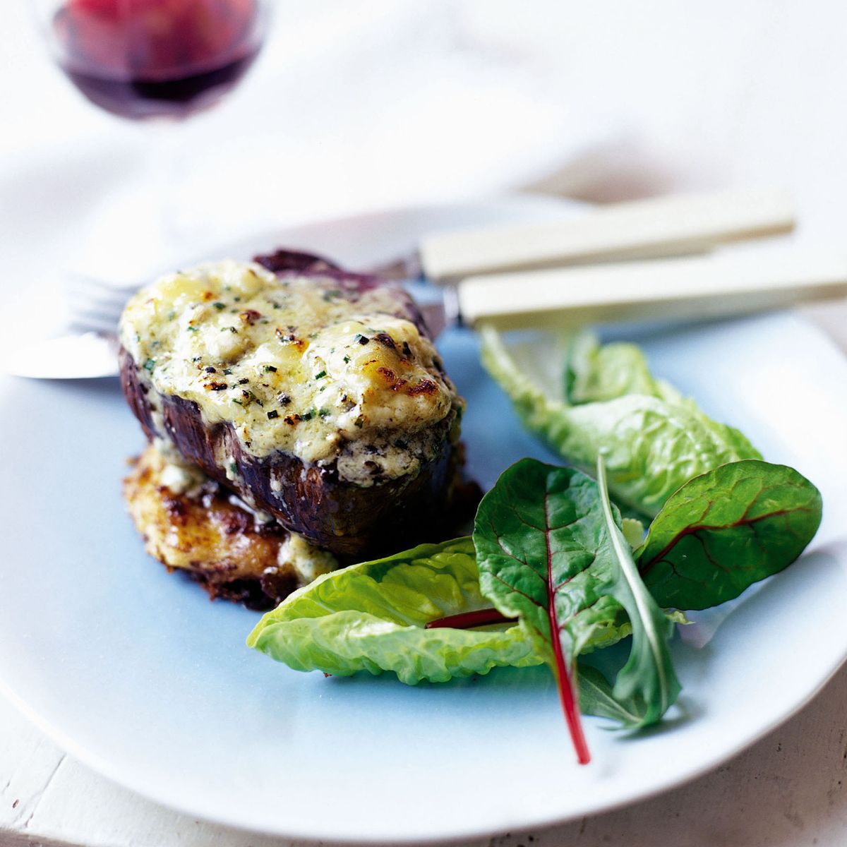 Filé de Bifes com Manteiga de Queijo Azul e Bolos Bubble e Squeak