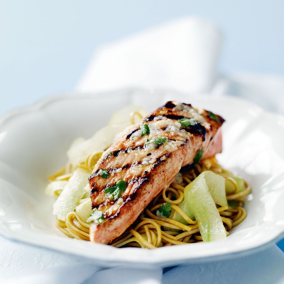 Salmão grelhado com salada de rábano e macarrão