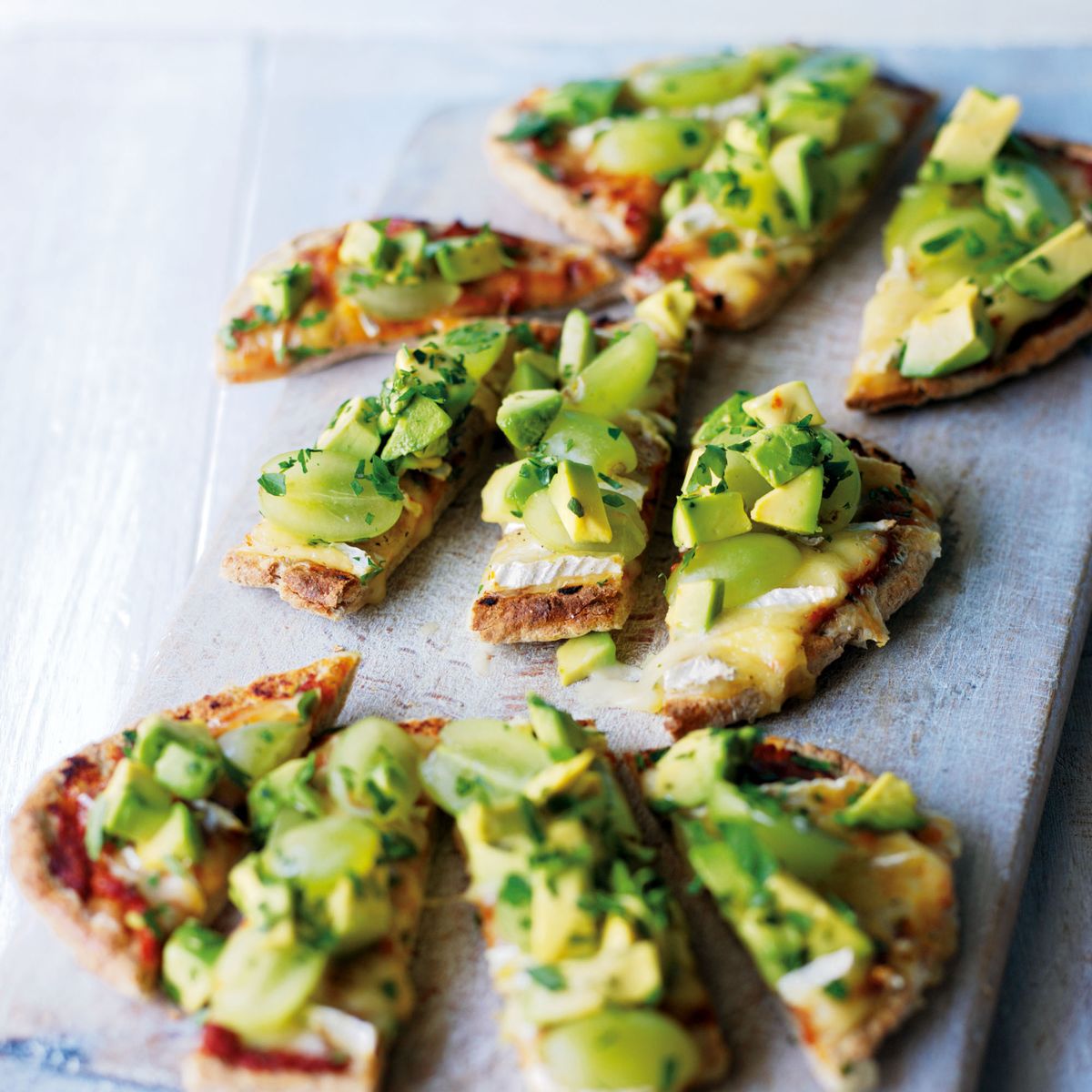 Pizzas Pitta com Brie Derretido, Abacate e Uvas Verdes
