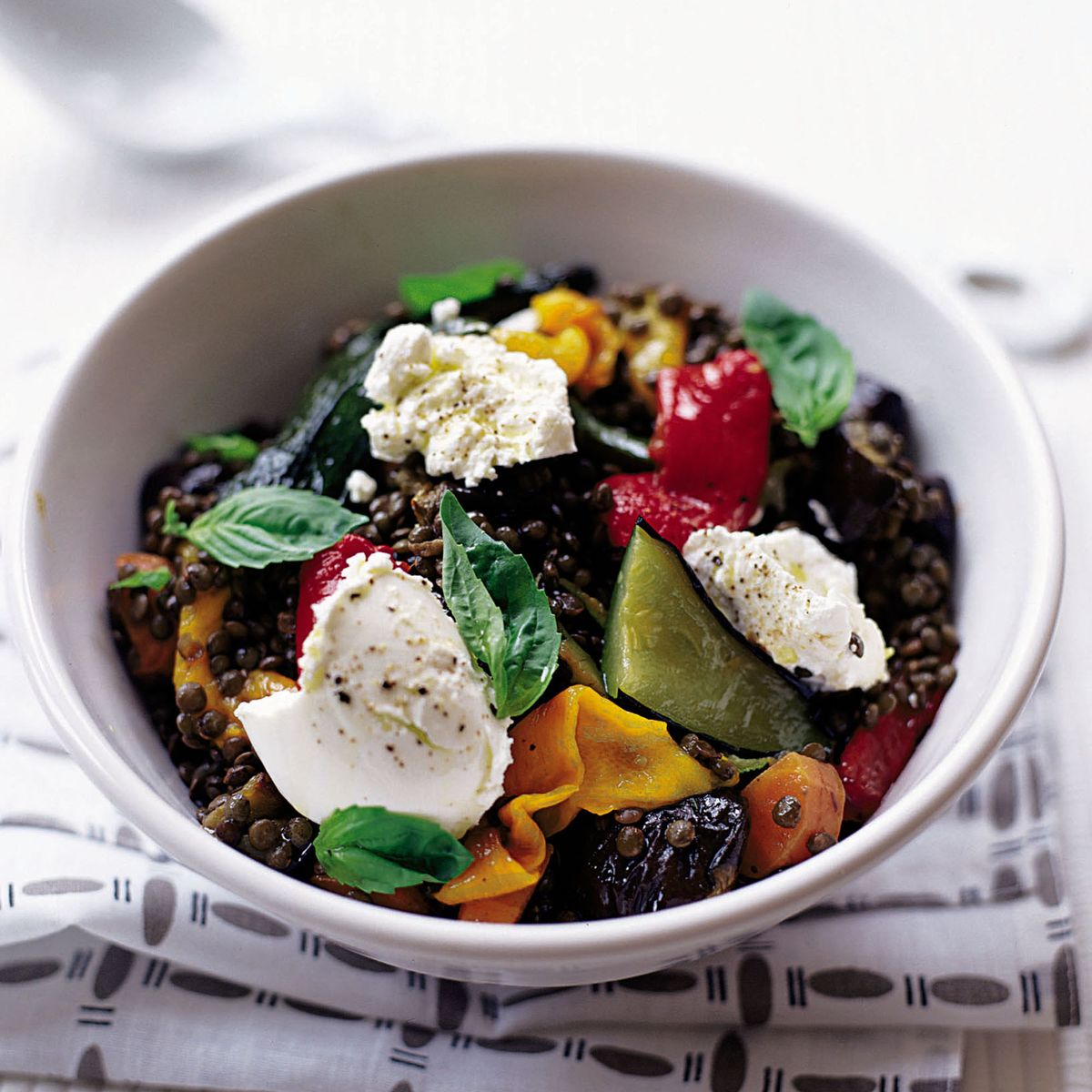 Salada Puy Lentilha com Legumes Assados ​​e Cabra