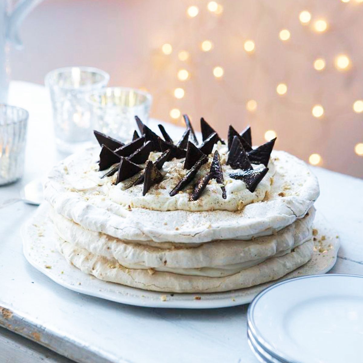 Koláč s orieškovými pusinkami a krémom Baileys