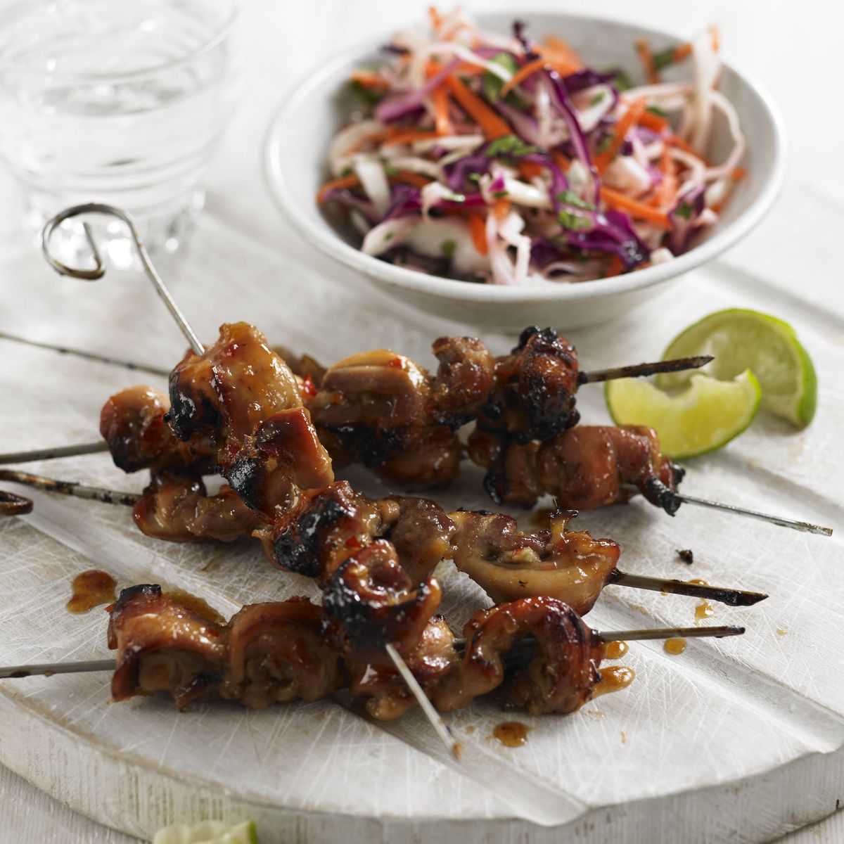 Süße Chili-Hähnchen-Spieße mit eingelegtem Krautsalat