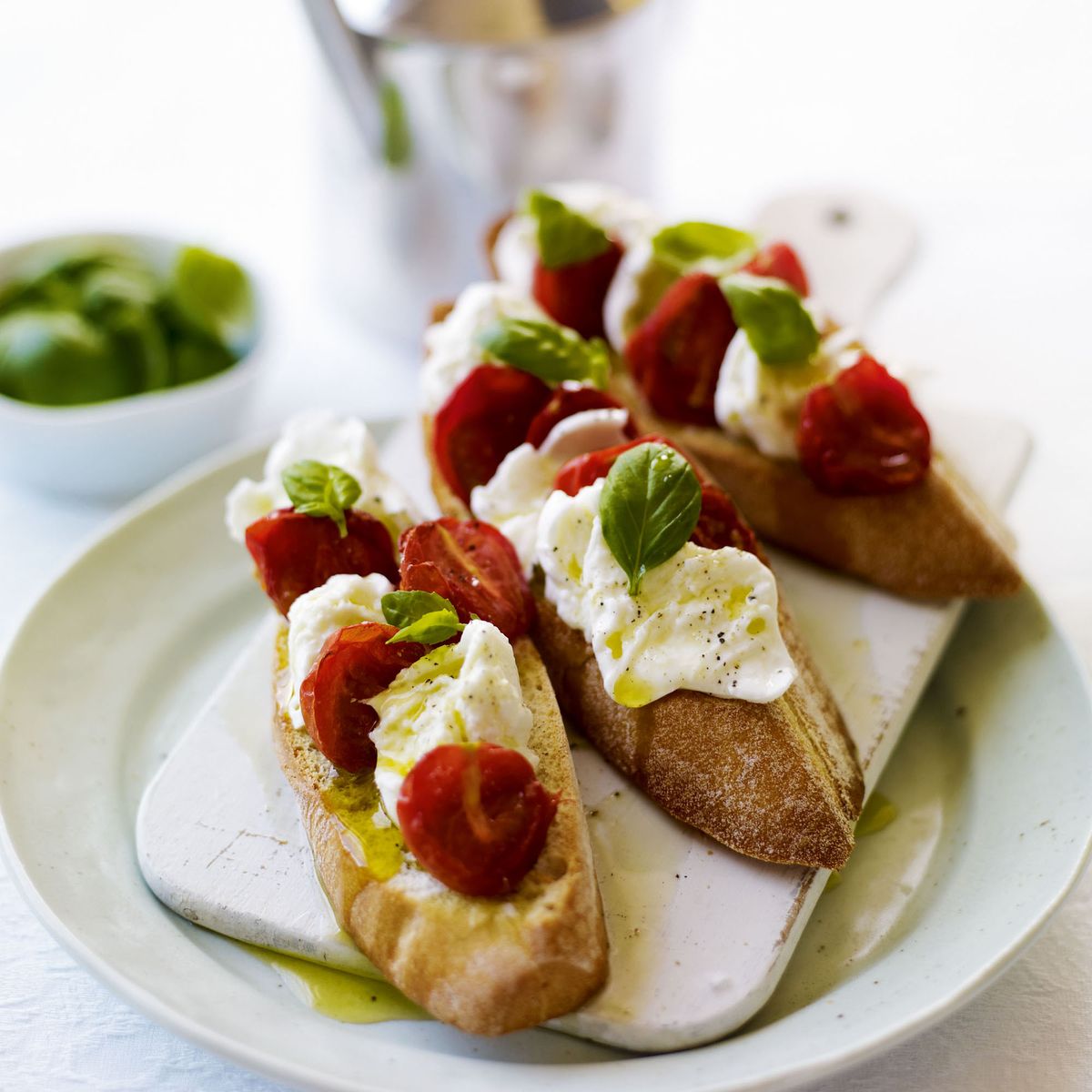 Ofengetrocknete Kirschtomate und Mozzarella Bruschetta