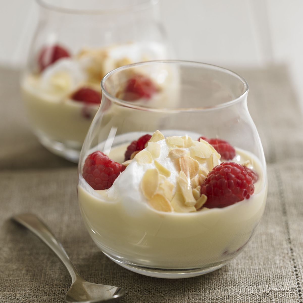 Rosewater Floating Islands mit Framboise Custard und frischen Himbeeren