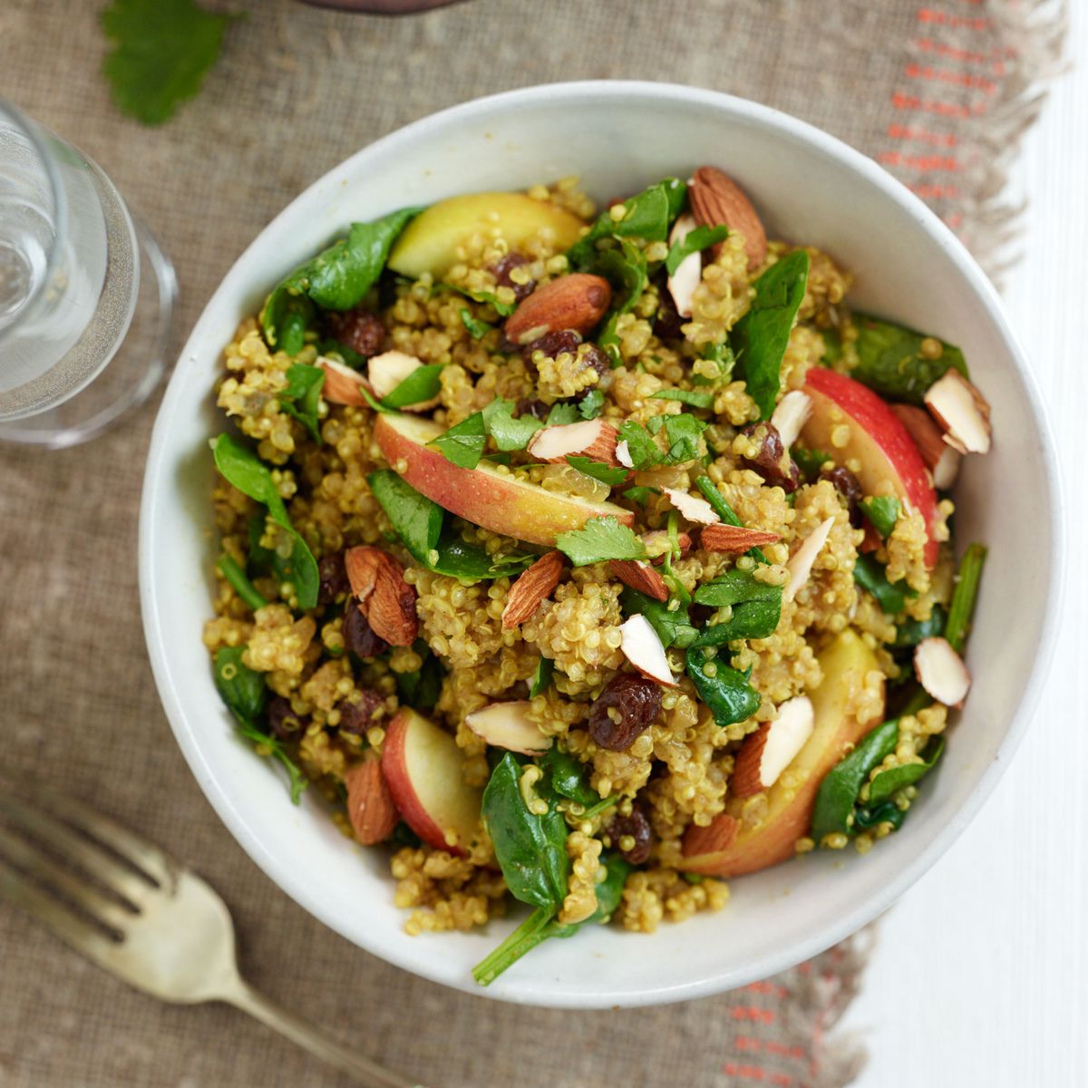 Quinoa ao curry com maçã e espinafre
