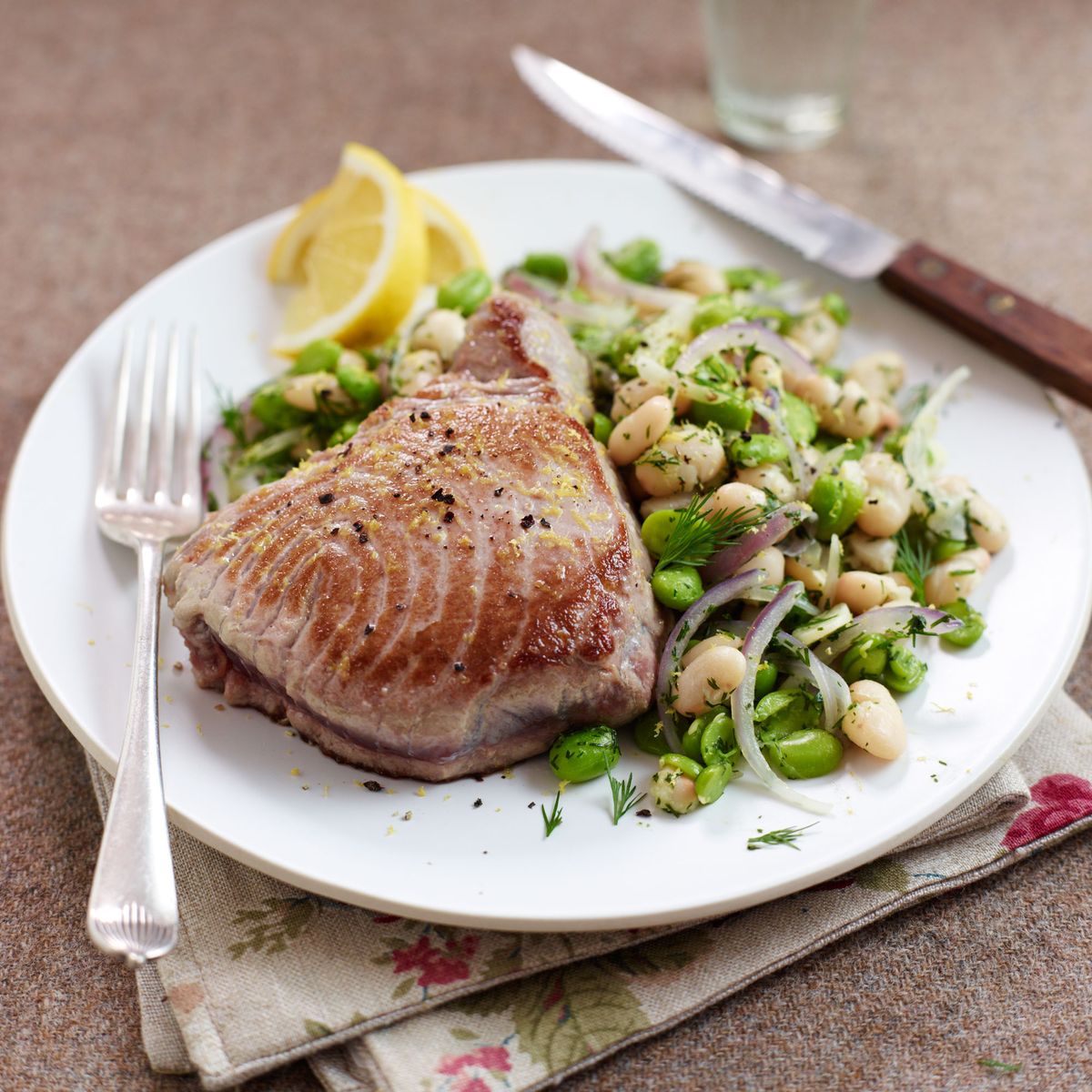 Atum Grelhado com Salada de Gergelim e Gengibre