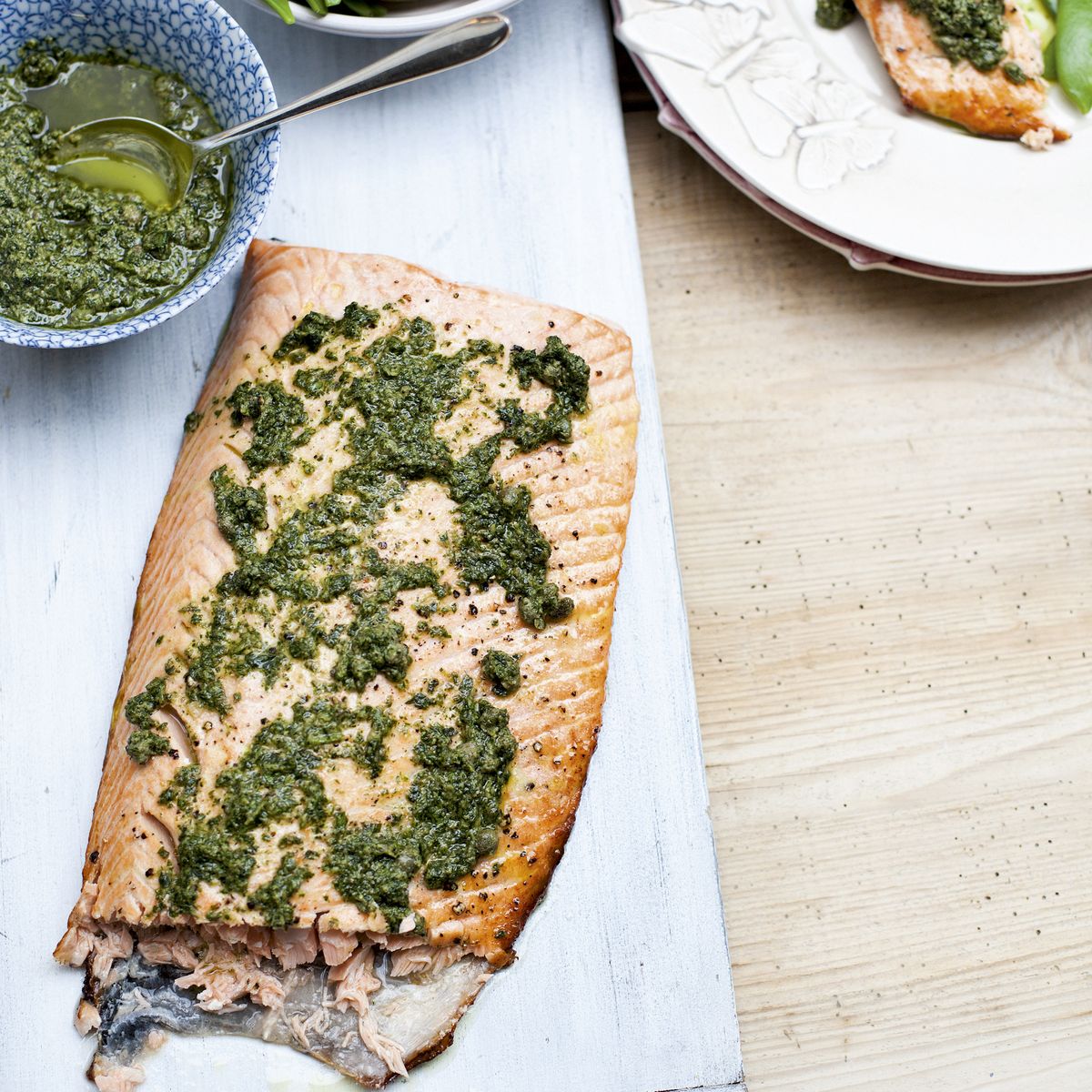 Salmão Assado com Salsa Verde