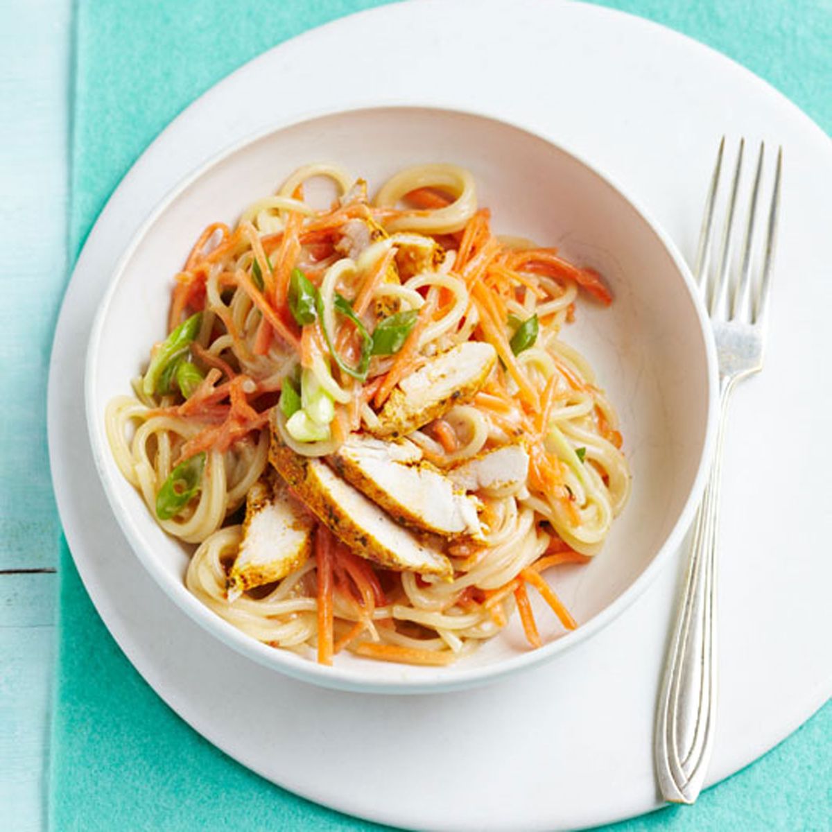 Salada de frango com macarrão indonésio