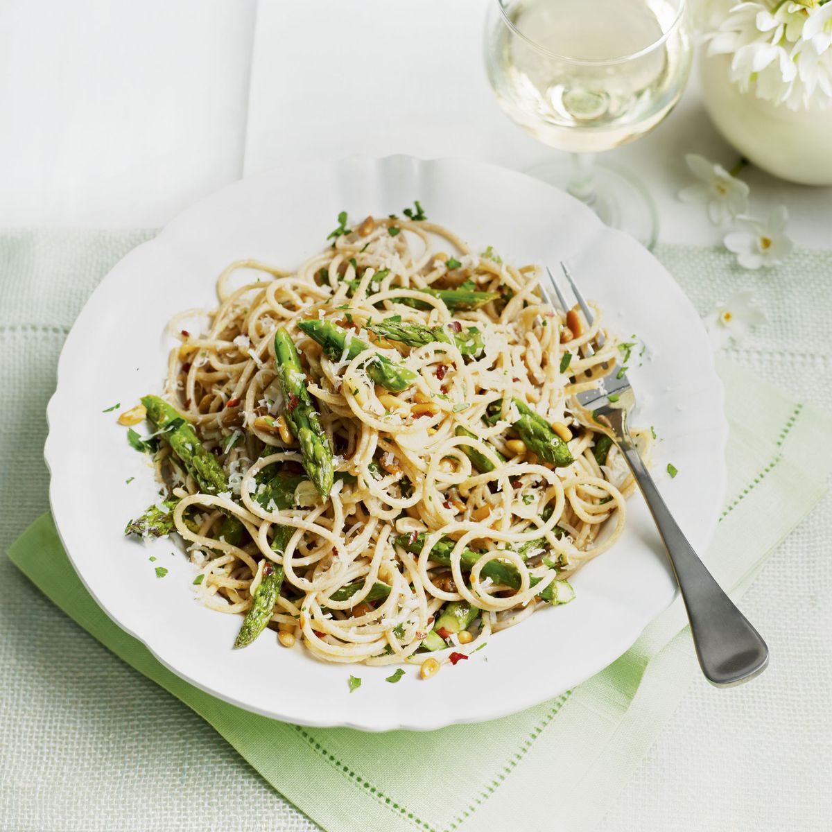 Receita de Farro Spaghetti com Aspargos e Pinhões