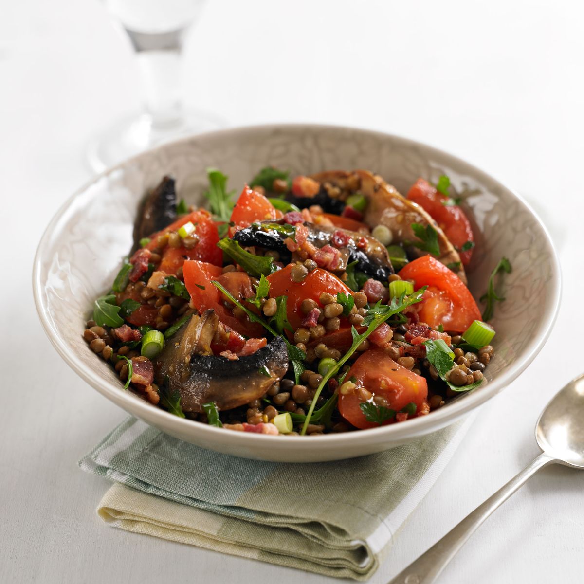 Salada de lentilha, cogumelo, tomate e rúcula