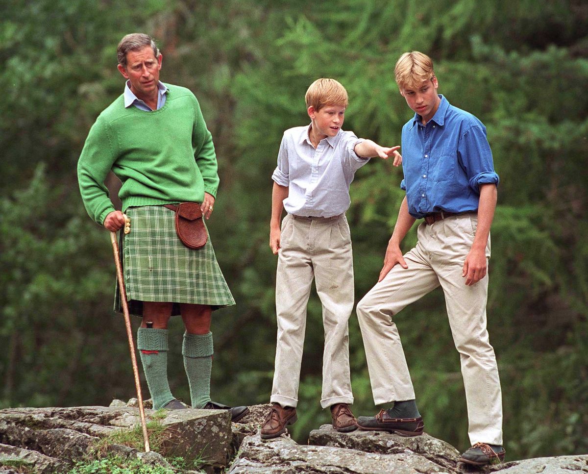 BALMORAL, REINO UNIDO - 16 DE AGOSTO: El príncipe Carlos con el príncipe Guillermo y el príncipe Harry visitan Glen Muick en la finca del castillo de Balmoral (Foto de Tim Graham Photo Library a través de Getty Images)