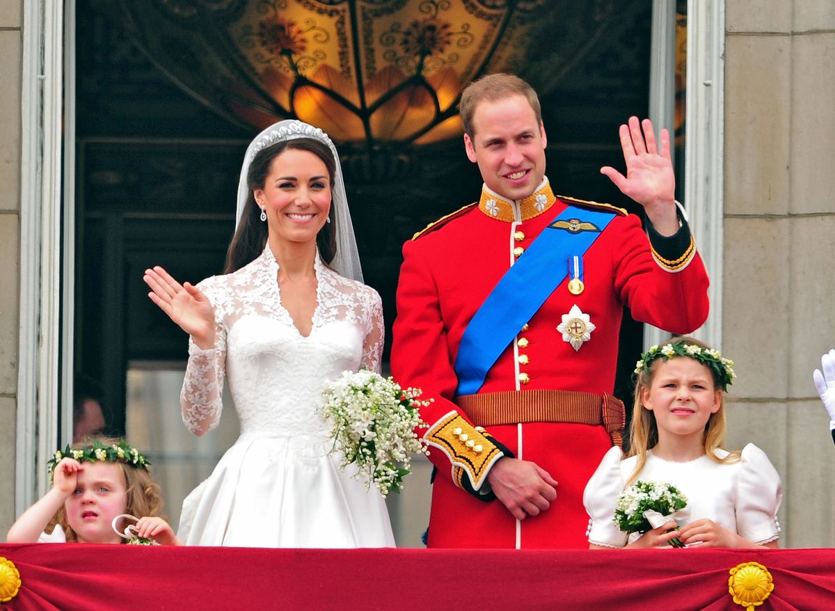 Prins William, hertug av Cambridge og Catherine, hertuginne av Cambridge hilser publikum av beundrere fra balkongen i Buckingham Palace 29. april 2011 i London, England