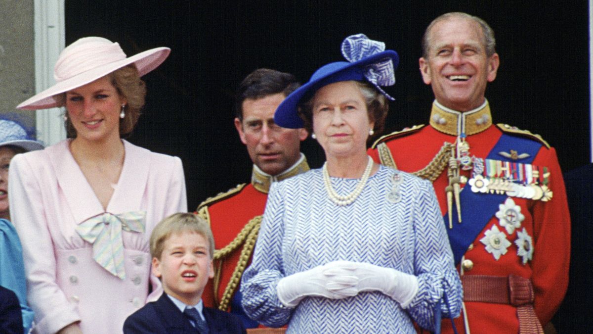 Kraljica Elizabeta II, princ Philip, princ Charles, princesa Diana od Walesa in princ William stojijo na balkonu Buckinghamske palače za Trooping The Color