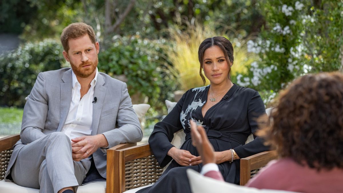 UNSPECIFIED - UNSPECIFIED: Na tym obrazku dostarczonym przez Harpo Productions i wydanym 5 marca 2021 r. Oprah Winfrey przeprowadza wywiad z księciem Harrym i Meghan Markle podczas premiery programu CBS Primetime Special w CBS 7 marca 2021 r. (Zdjęcie: Harpo Productions/Joe Pugliese przez Getty Images)