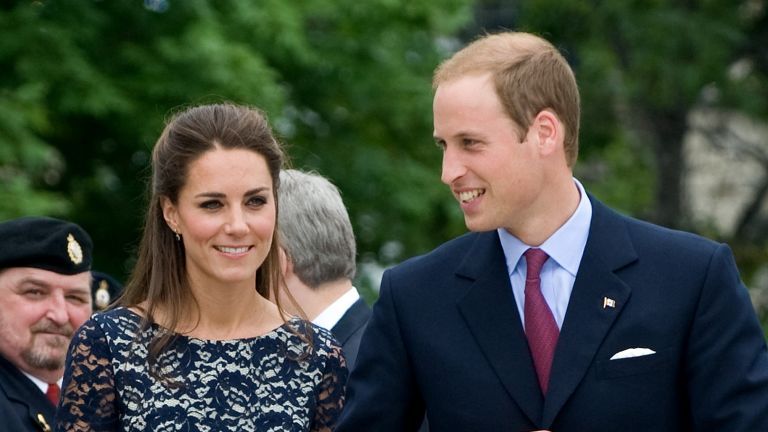 Catherine, Herzogin von Cambridge und Prinz William, Herzog von Cambridge, nehmen am ersten Tag des Königspaares an der Kranzniederlegung am National War Memorial teil