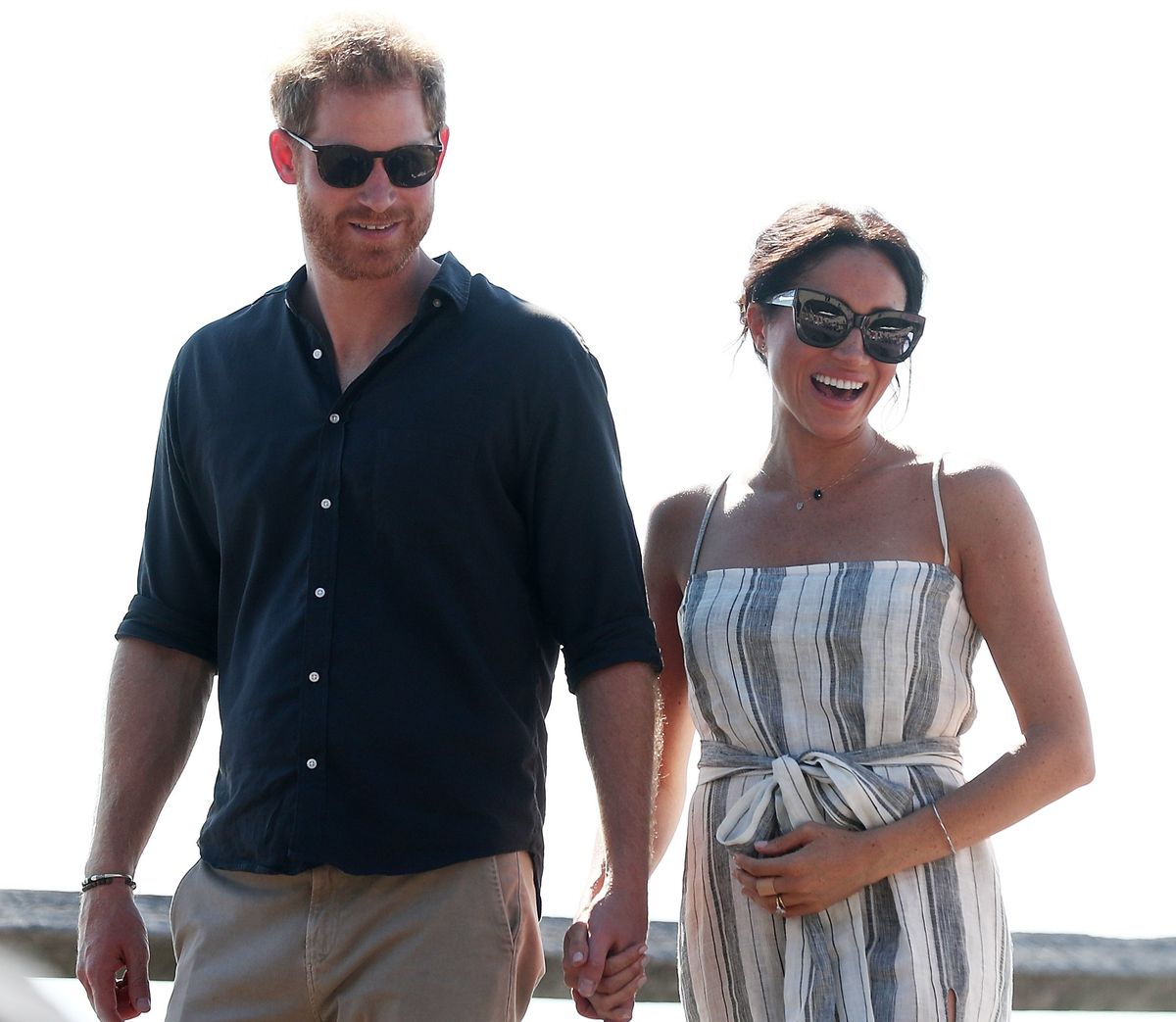 FRASER ISLAND, AUSTRÁLIA - OUTUBRO 22: Príncipe Harry, Duque de Sussex e Meghan, Duquesa de Sussex, caminhando ao longo da Baía Kingfisher caminhar aproximadamente em 22 de outubro de 2018 em Fraser Island, Austrália. O duque e a duquesa de Sussex estão em sua excursão oficial de outono de 16 dias visitando cidades na Austrália, Fiji, Tonga e Nova Zelândia. (Foto de Chris Hyde / Getty Images)
