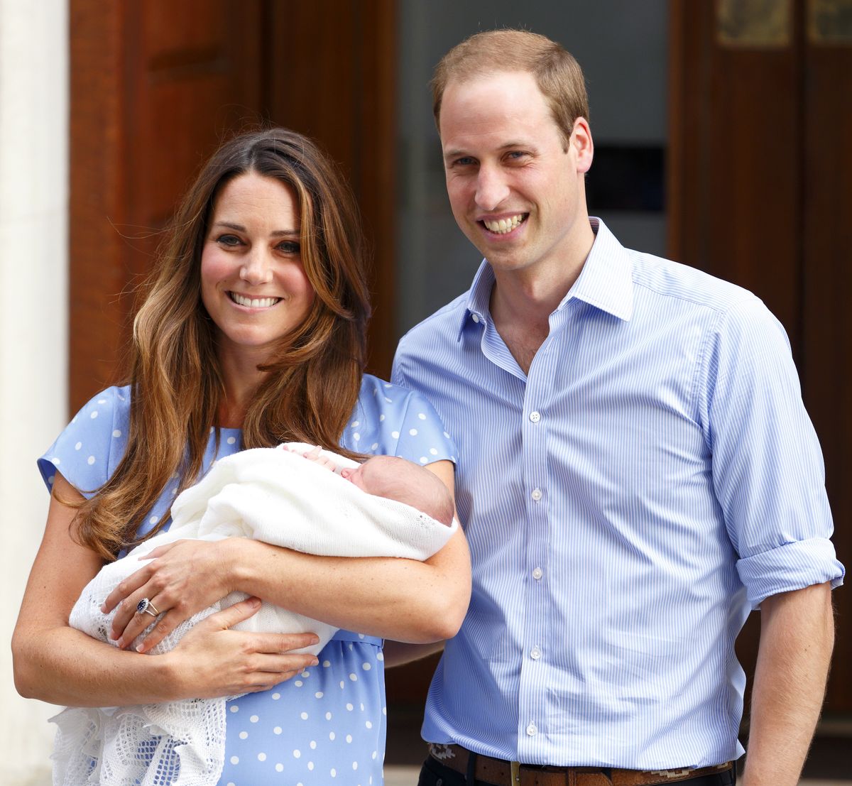 Catherine, Herzogin von Cambridge und Prinz William, Herzog von Cambridge, verlassen den Lindo-Flügel mit ihrem neugeborenen Sohn in St. Mary