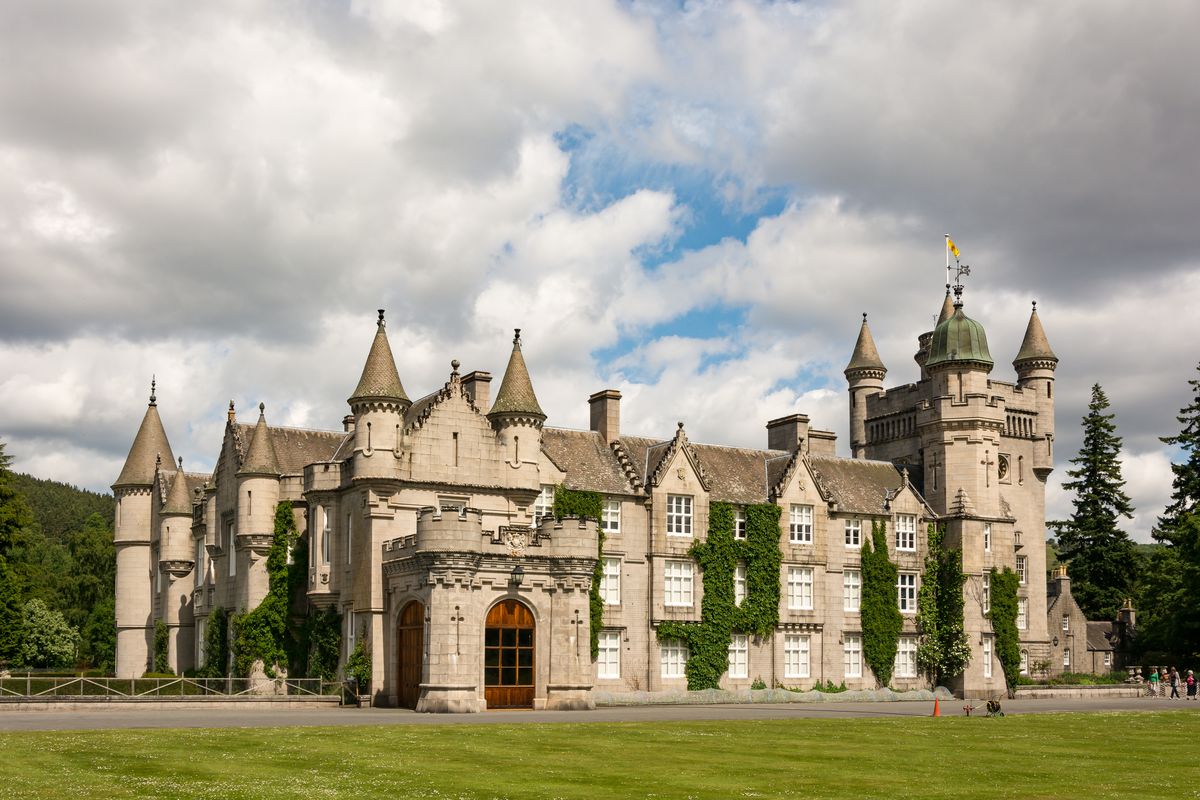 Pohľad na hrad Balmoral, hrad Balmoral je hrad na rieke Dee pod horou Lochnagar v Škótsku