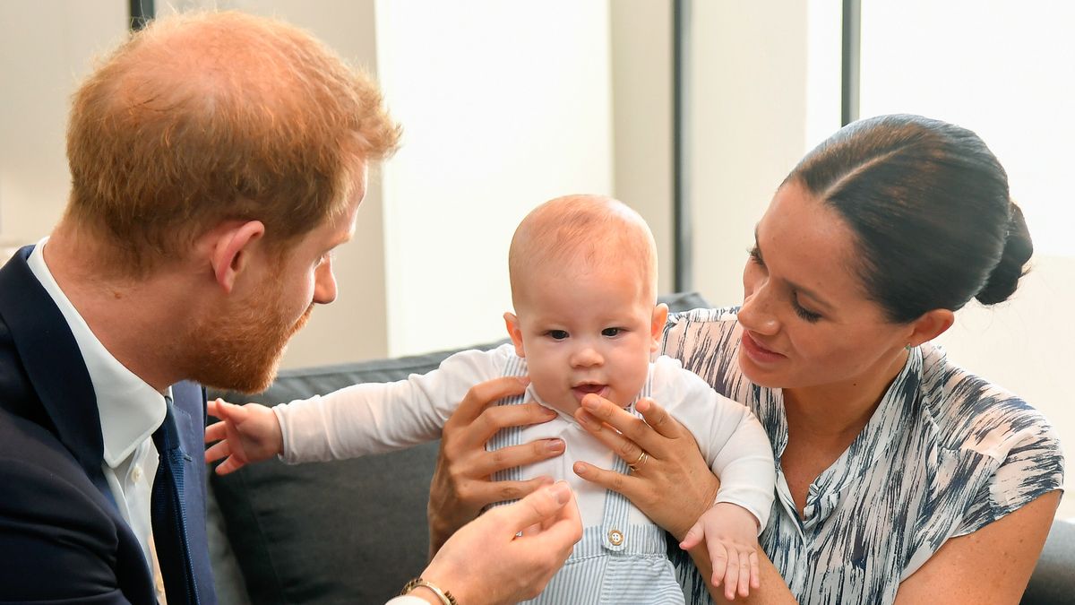 Princ Harry, vojvoda zo Sussexu, Meghan, vojvodkyňa zo Sussexu a ich malý synček Archie Mountbatten-Windsor sa stretávajú s arcibiskupom Desmondom Tutu a jeho dcérou Thandeka Tutu-Gxashe v nadácii Desmond & Leah Tutu Legacy Foundation počas ich kráľovského turné po Južnej Afrike 25. septembra, 2019