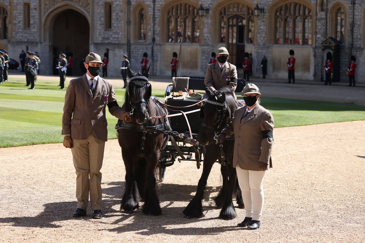2021年4月17日、イギリスのウィンザーでウィンザー城でエディンバラ公フィリップ公が葬儀を行っている前に、四角形で見られた馬車