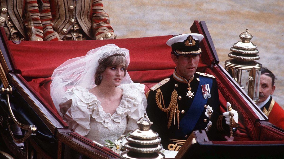 Princ Charles, princ od Walesa in Diana, princesa od Walesa, v poročni obleki, ki sta jo oblikovala David in Elizabeth Emanuel ter družina Spencer Tiara, se vozita v odprtem vozičku iz St.