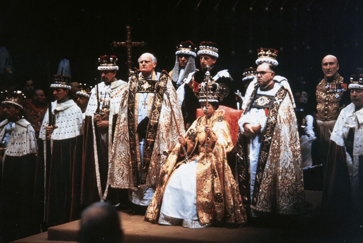 Kráľovná Alžbeta II. Po jej korunovačnom ceremoniáli vo Westminsterskom opátstve v Londýne