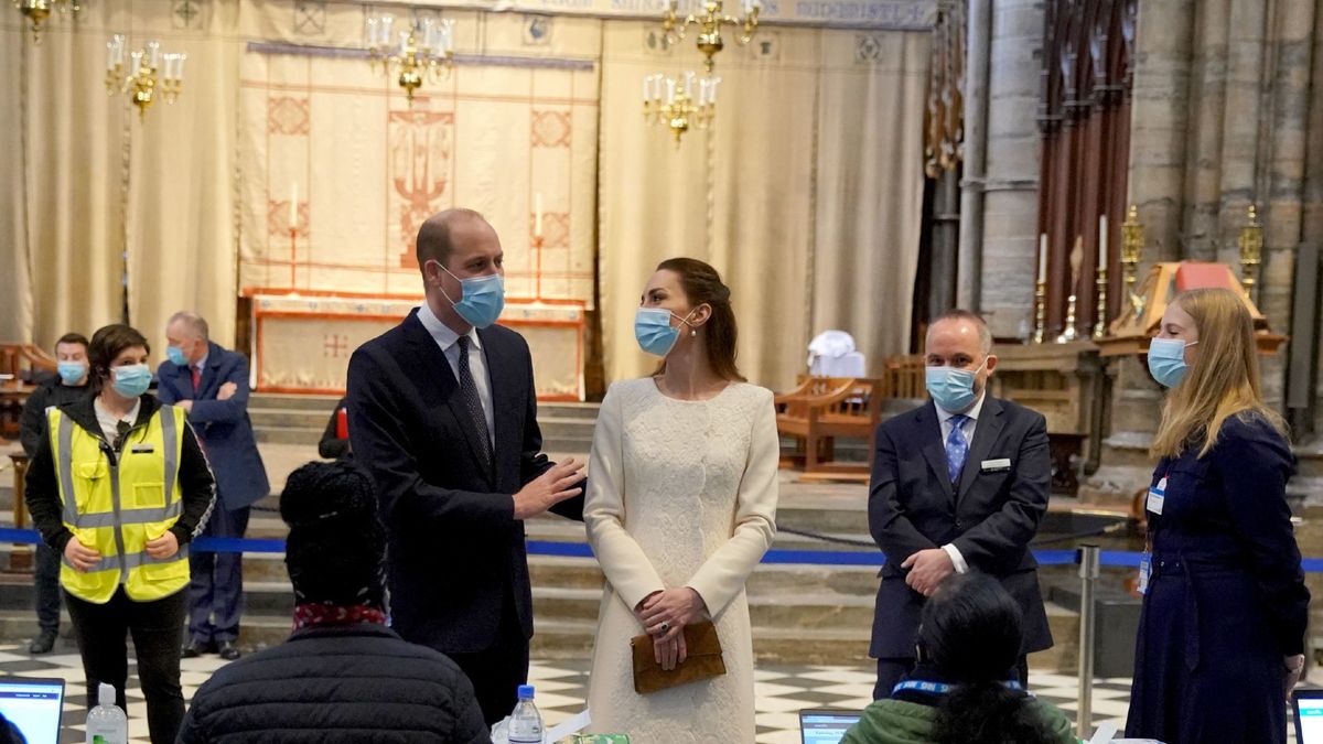 LONDRA, INGHILTERRA - 23 MARZO: Il principe William, duca di Cambridge e Catherine, duchessa di Cambridge parlano con il personale durante una visita al centro di vaccinazione Covid-19 presso l