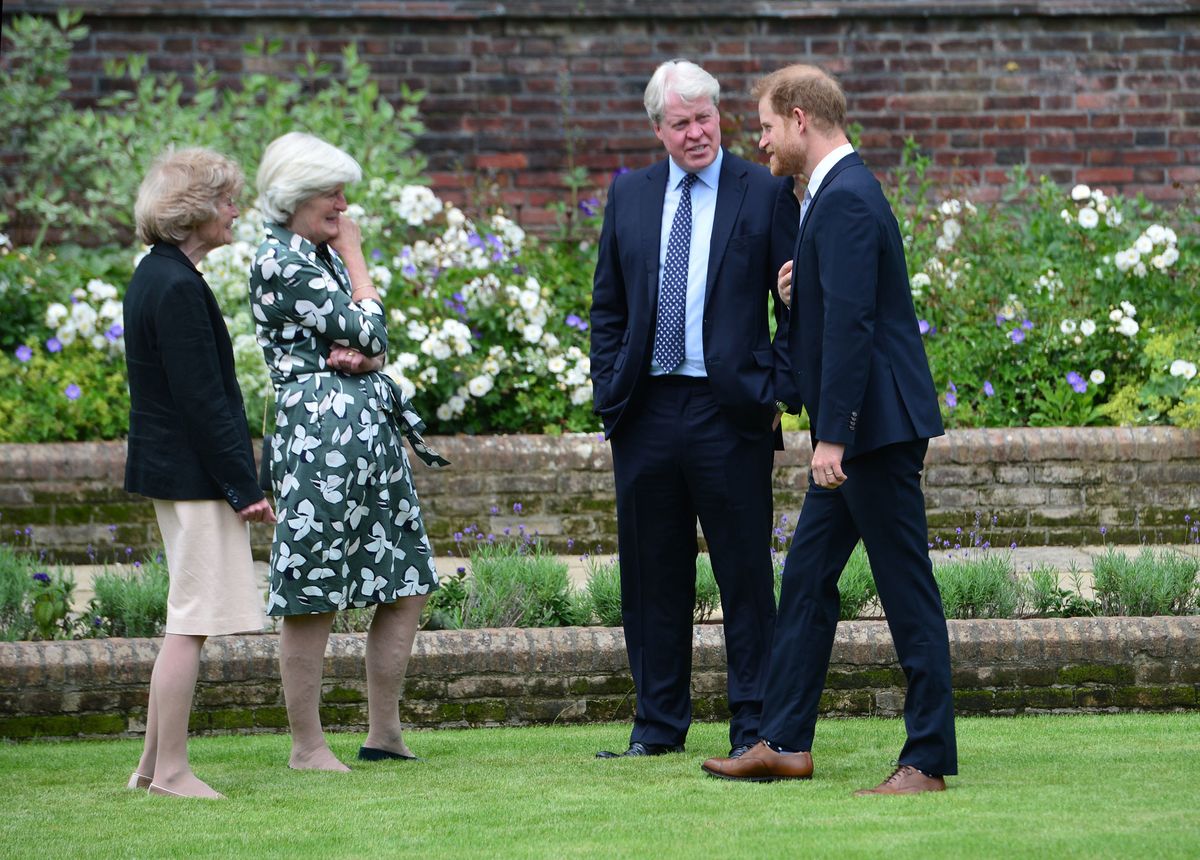 LONDRA, INGHILTERRA - 01 LUGLIO: (da sinistra a destra) Lady Sarah McCorquodale, Lady Jane Fellowes e Earl Spencer, con il loro nipote il principe Harry, duca di Sussex durante l