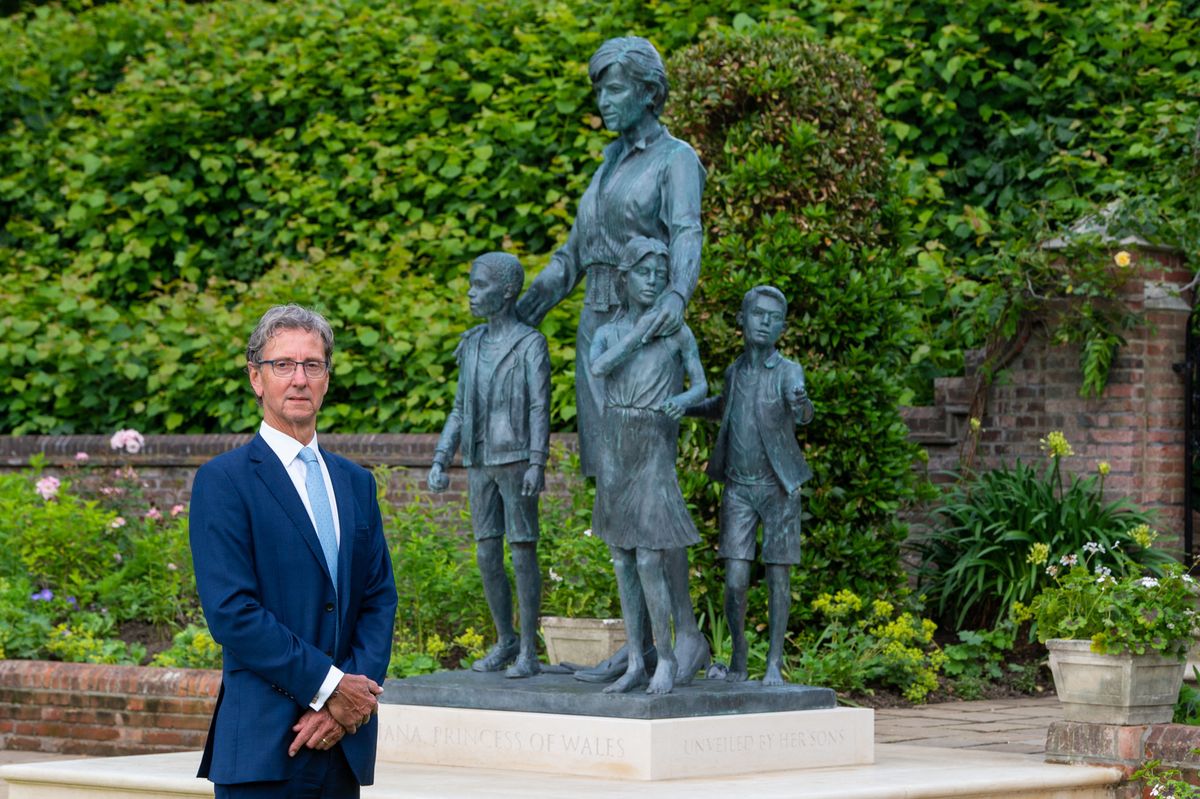 Lo scultore Ian Rank-Broadley posa accanto alla sua statua di Diana, principessa del Galles, svelata dai suoi figli Gran Bretagna
