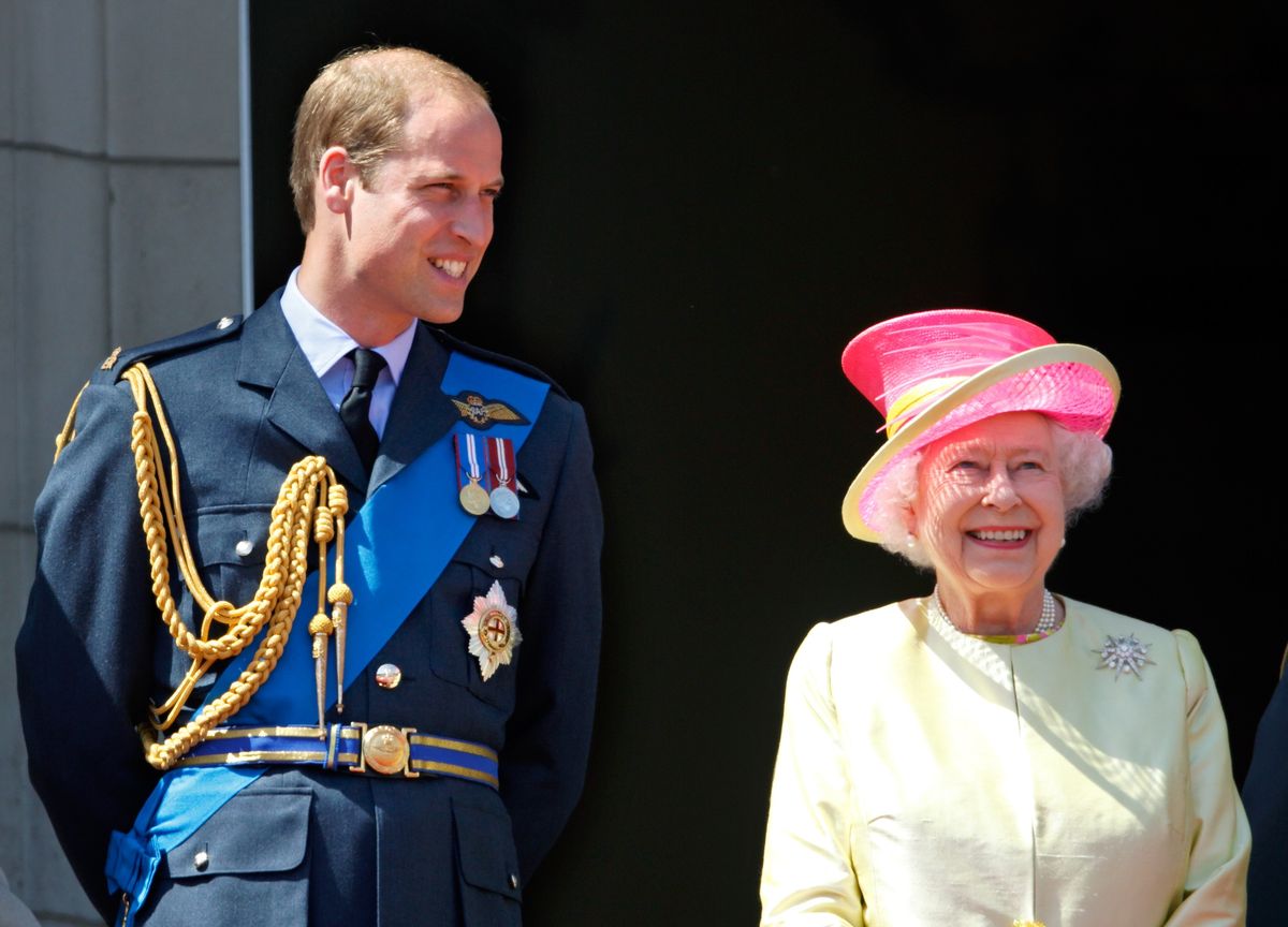 LONDON, ZDRUŽENO KRALJESTVO - 10. JULIJA: (PRIJAVLJENO ZA PUBLIKACIJO V GLASNIKIH V UK, DO 48 URI PO DATUMU IN ČASU USTVARJANJA) Princ William, vojvoda od Cambridgea in kraljica Elizabeta II si z balkona Buckinghamske palače ogledata letenje letala Spitfire & Hurricane 75. obletnice bitke za Britanijo 10. julija 2015 v Londonu v Angliji. (Fotografija Max Mumby/Indigo/Getty Images)