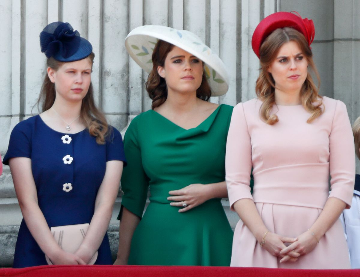Lady Louise Windsor, la princesse Eugénie et la princesse Beatrice se tiennent sur le balcon du palais de Buckingham pendant Trooping The Color 2018