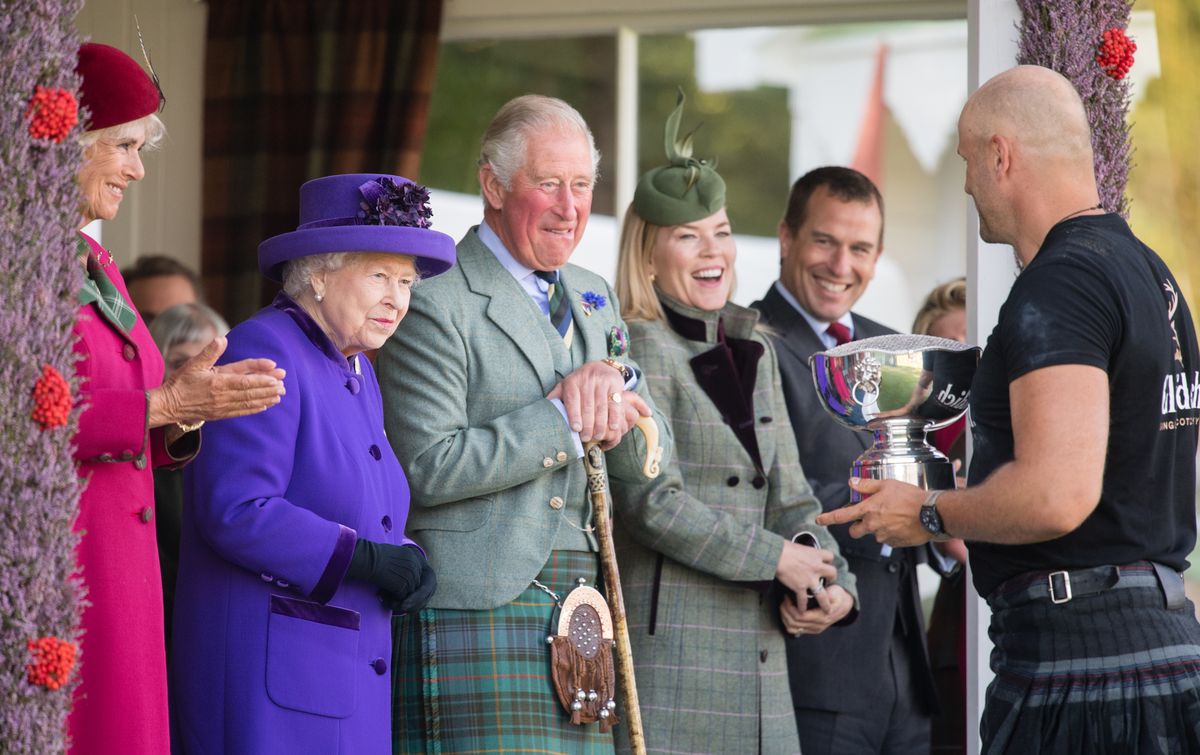 Camilla, Duquesa da Cornualha, Rainha Elizabeth II, Príncipe Charles, Príncipe de Gales, Autumn Phillips e Peter Phillips comparecem aos Braemar Highland Games 2019 em 7 de setembro de 2019 em Braemar, Escócia.