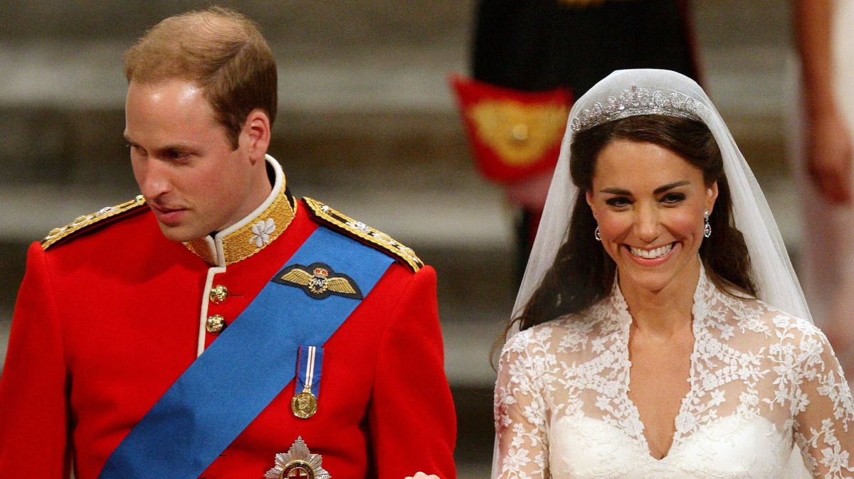 Princ William a Catherine Middleton opúšťajú Westminsterské opátstvo po kráľovskej svadbe 29. apríla 2011 v Londýne v Anglicku.