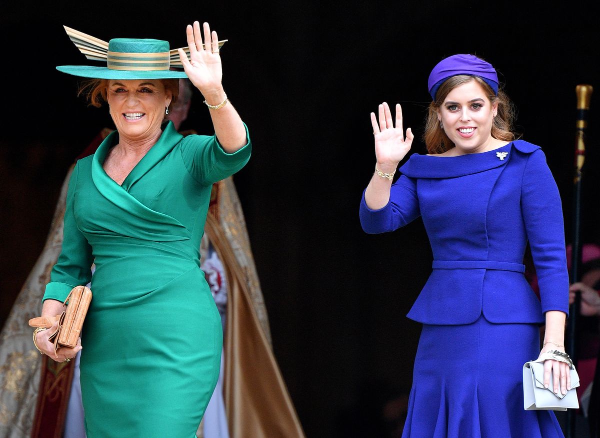 Sarah Ferguson, vojvodkyňa z Yorku a princezná Beatrice sa zúčastňujú svadby princeznej Eugenie z Yorku a Jacka Brooksbank v St. George