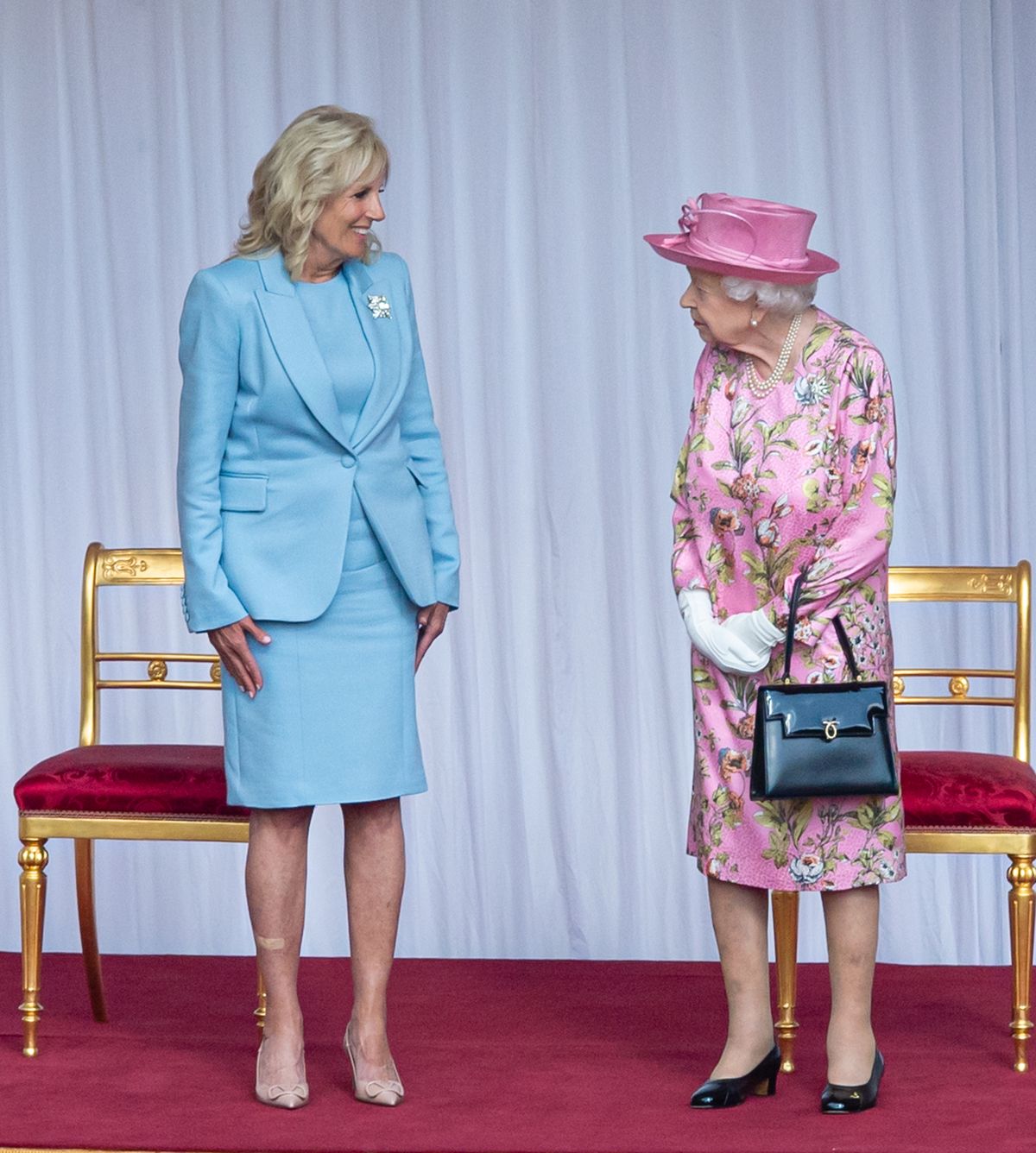 Jill Biden sreča kraljico na gradu Windsor na popoldanskem čaju
