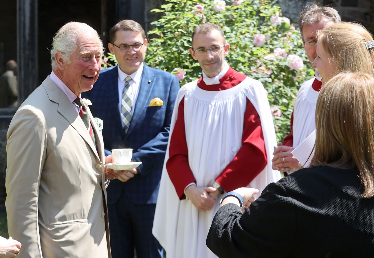 Princ Charles, princ z Walesu (L) hovorí s hosťami, keď sa zúčastňuje na bohoslužbe stého výročia cirkvi vo Walese v Dóme svätého Dávida 8. júla 2021 v St. Davids, Wales