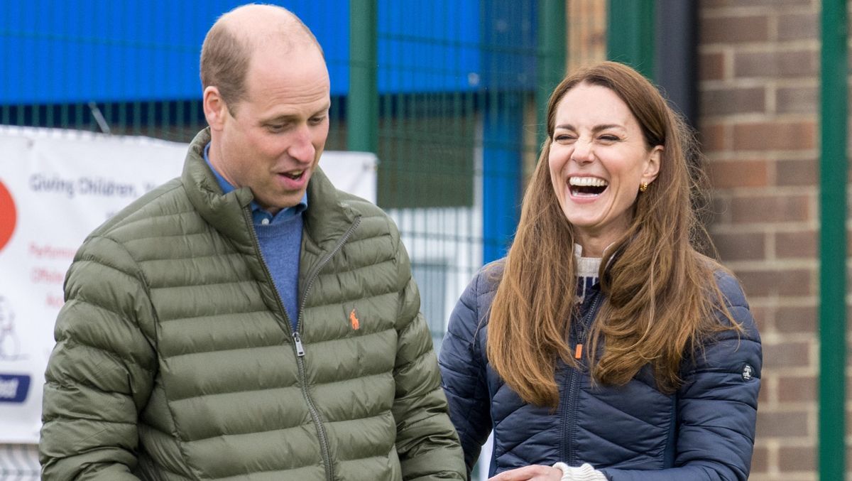 Catherine, duquesa de Cambridge y el príncipe William, duque de Cambridge se encuentran con jóvenes apoyados por Cheesy Waffles Project, una organización benéfica para niños, jóvenes y adultos con necesidades adicionales en todo el condado de Durham, en el Belmont Community Center el 27 de abril de 2021 en Durham. , Reino Unido.