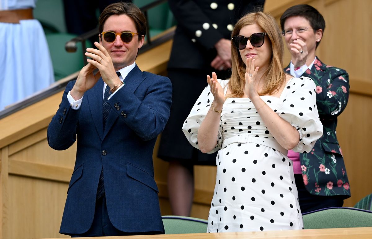 Edo Mapelli Mozzi y la Princesa Beatriz, la Sra. Edoardo Mapelli Mozzi asisten al Torneo de Tenis de los Campeonatos de Wimbledon en el All England Lawn Tennis and Croquet Club el 8 de julio de 2021 en Londres