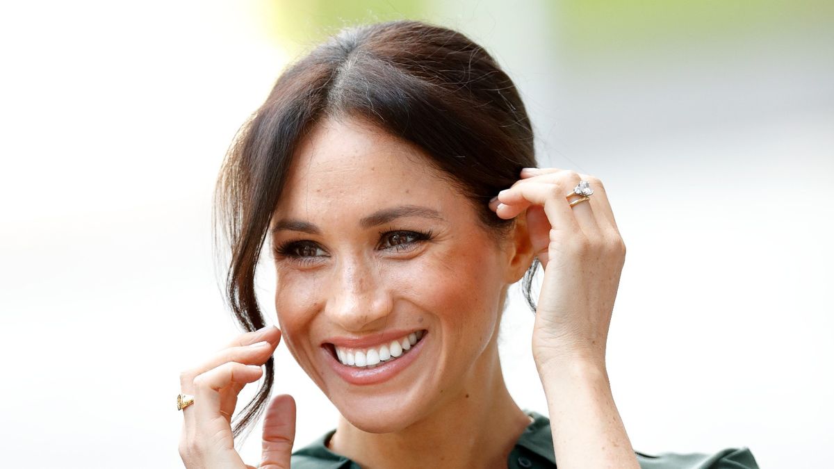 BOGNOR REGIS, REINO UNIDO - 03 DE OCTUBRE: (EMBARGADO PARA SU PUBLICACIÓN EN PERIÓDICOS DEL REINO UNIDO HASTA 24 HORAS DESPUÉS DE CREAR FECHA Y HORA) Meghan, duquesa de Sussex visita la Universidad de Chichester