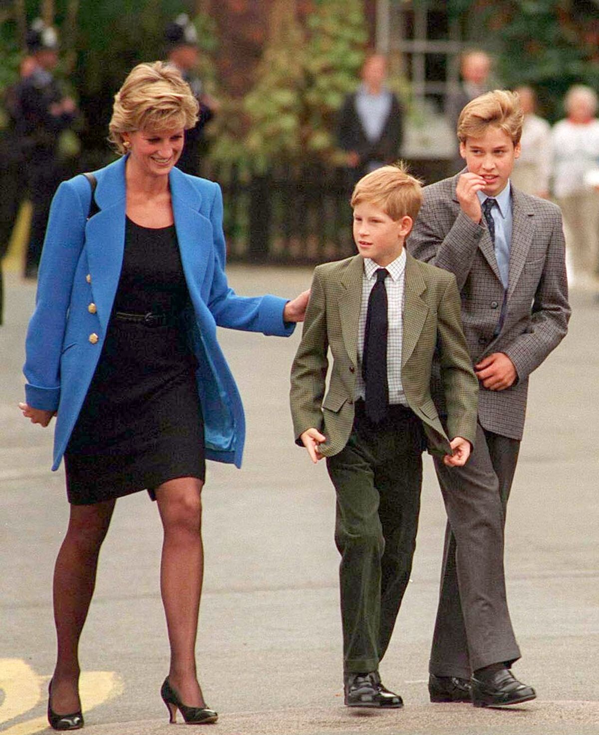 O Príncipe William com Diana, a Princesa de Gales e o Príncipe Harry no dia em que se juntou a Eton em setembro de 1995. no Various in Various, Reino Unido. (Foto de Anwar Hussein / WireImage)