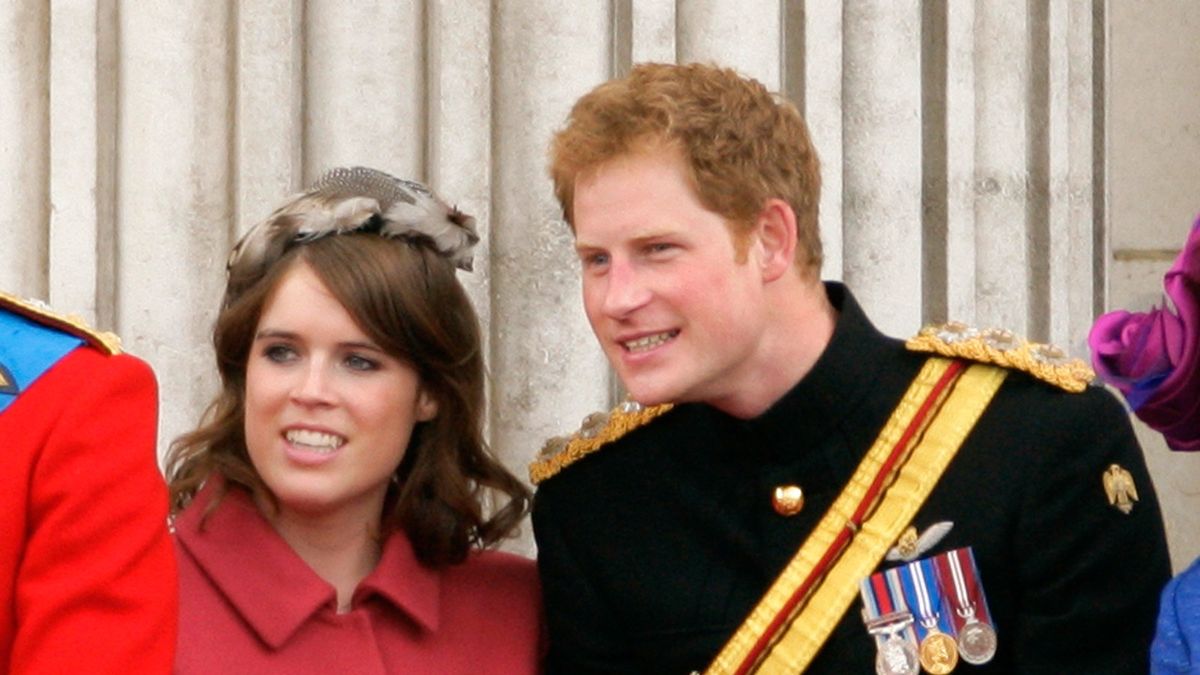 LONDRES, REINO UNIDO - 16 DE JUNHO: (EMBARGADO PARA PUBLICAÇÃO NOS JORNAIS DO REINO UNIDO ATÉ 48 HORAS APÓS CRIAR DATA E HORA) A Princesa Eugenie e o Príncipe Harry estão na varanda do Palácio de Buckingham durante a Cerimônia Anual de Agrupamento da Cor no Palácio de Buckingham em 16 de junho, 2012 em Londres, Inglaterra. (Foto de Indigo / Getty Images)